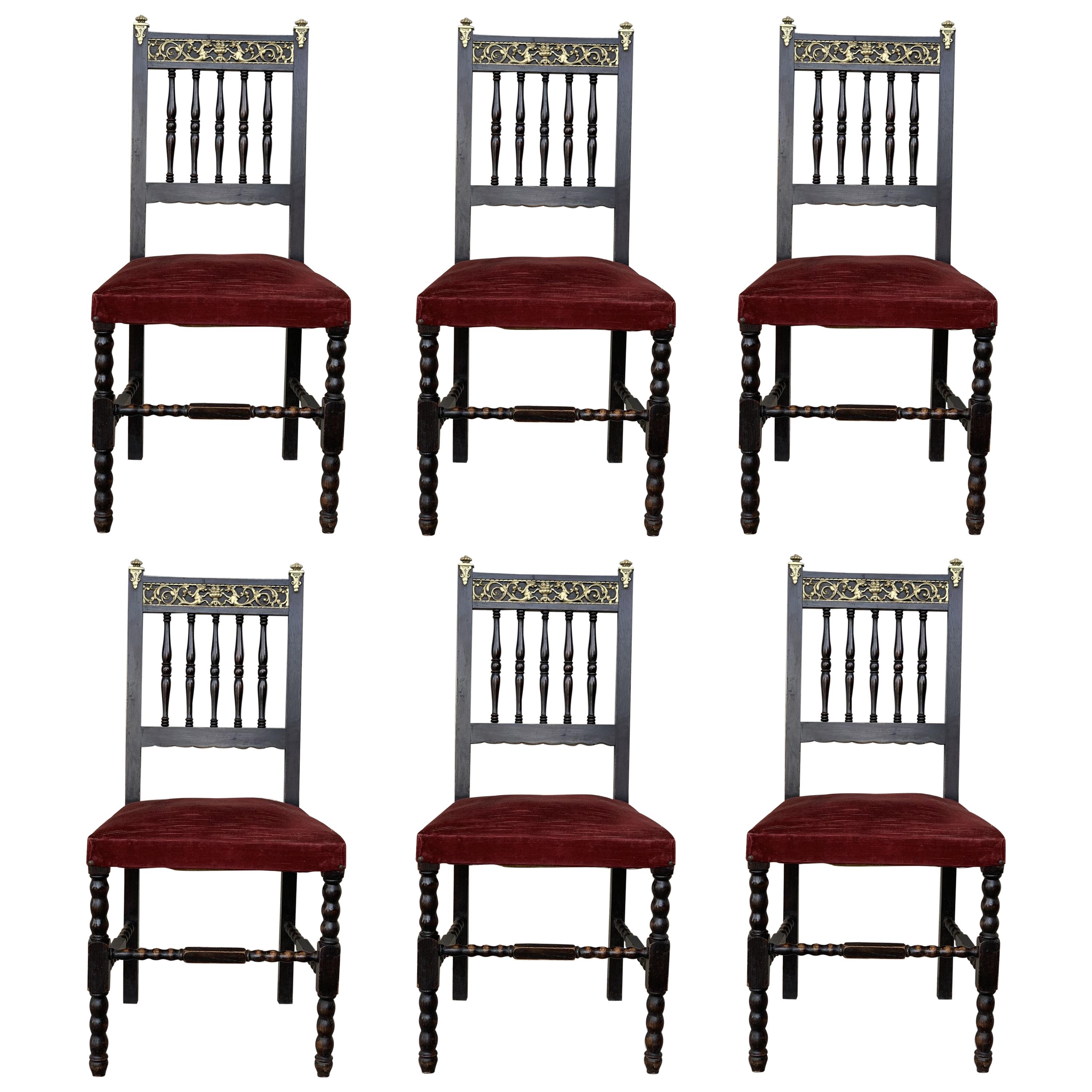 XIX Juego de seis sillas españolas con detalles de bronce y tapicería de terciopelo rojo