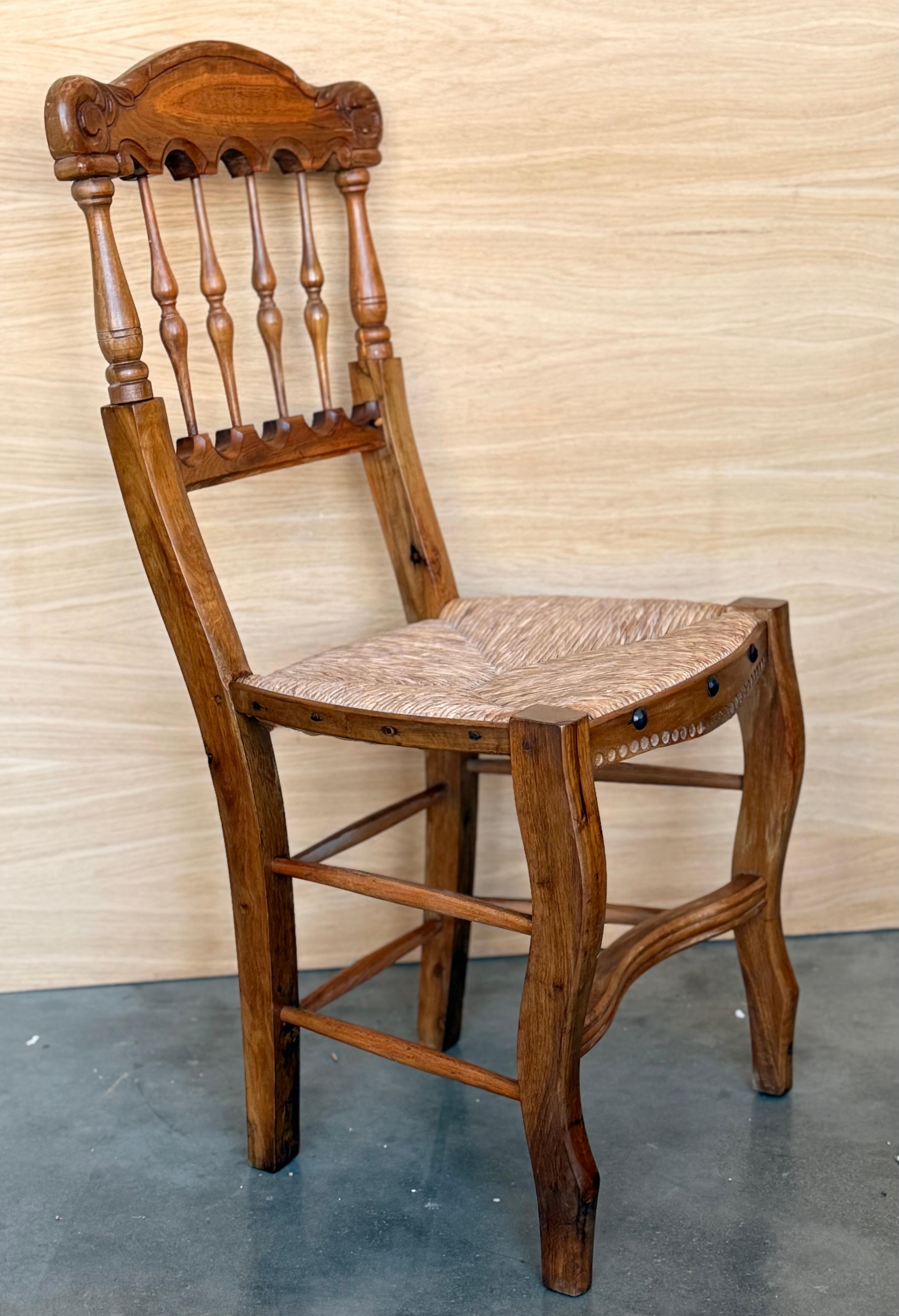 XIX Juego de diez sillas de comedor españolas con amplios asientos de caña Colonial español en venta