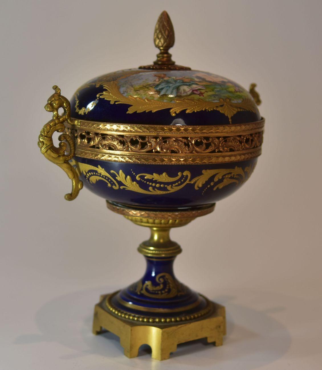 19th century candy box in Sèvres blue porcelain, golden frame.