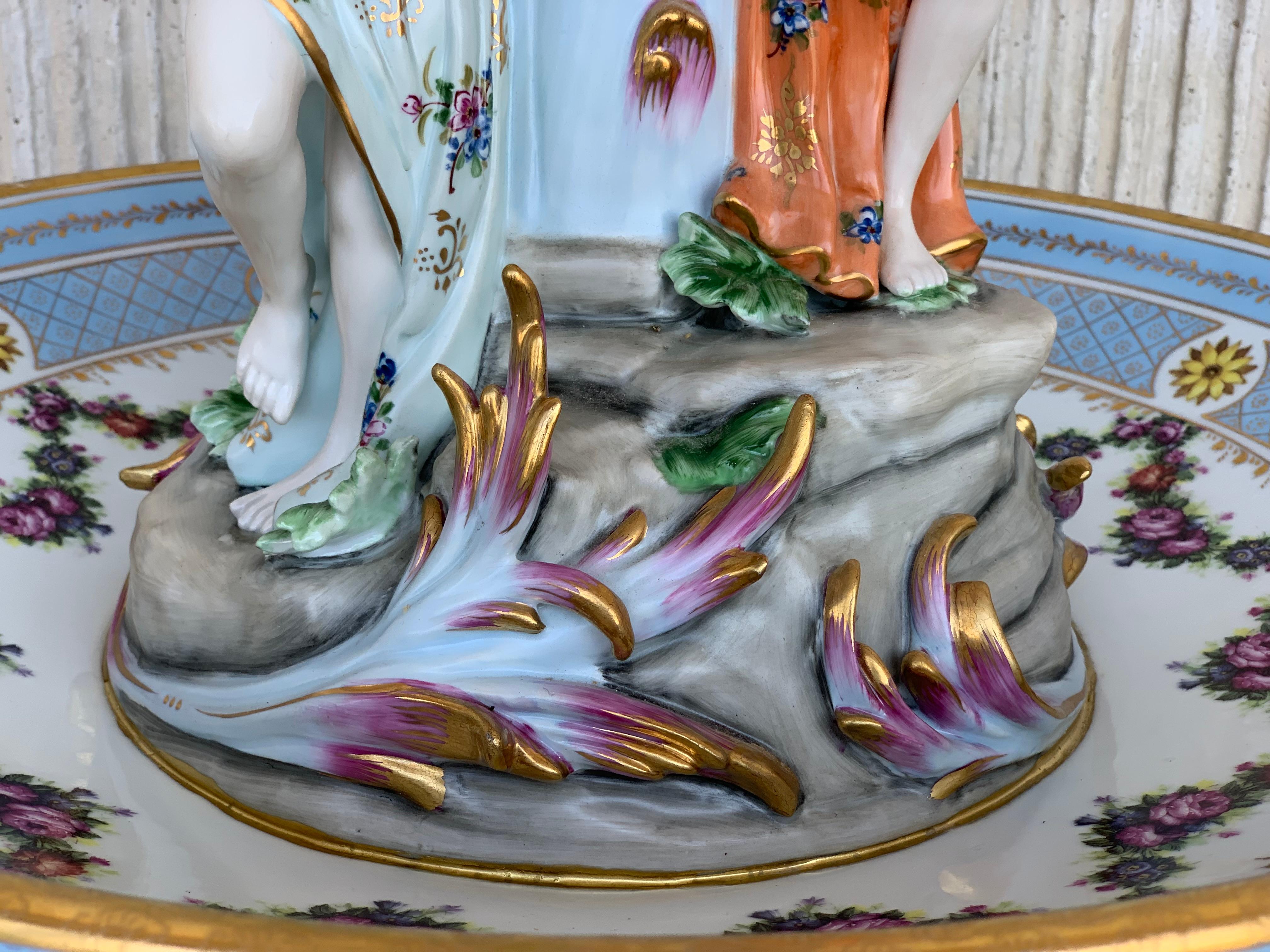 Centre de table en porcelaine de Sèvres du 19ème siècle avec support figuratif et panier à fruits surélevé en vente 9
