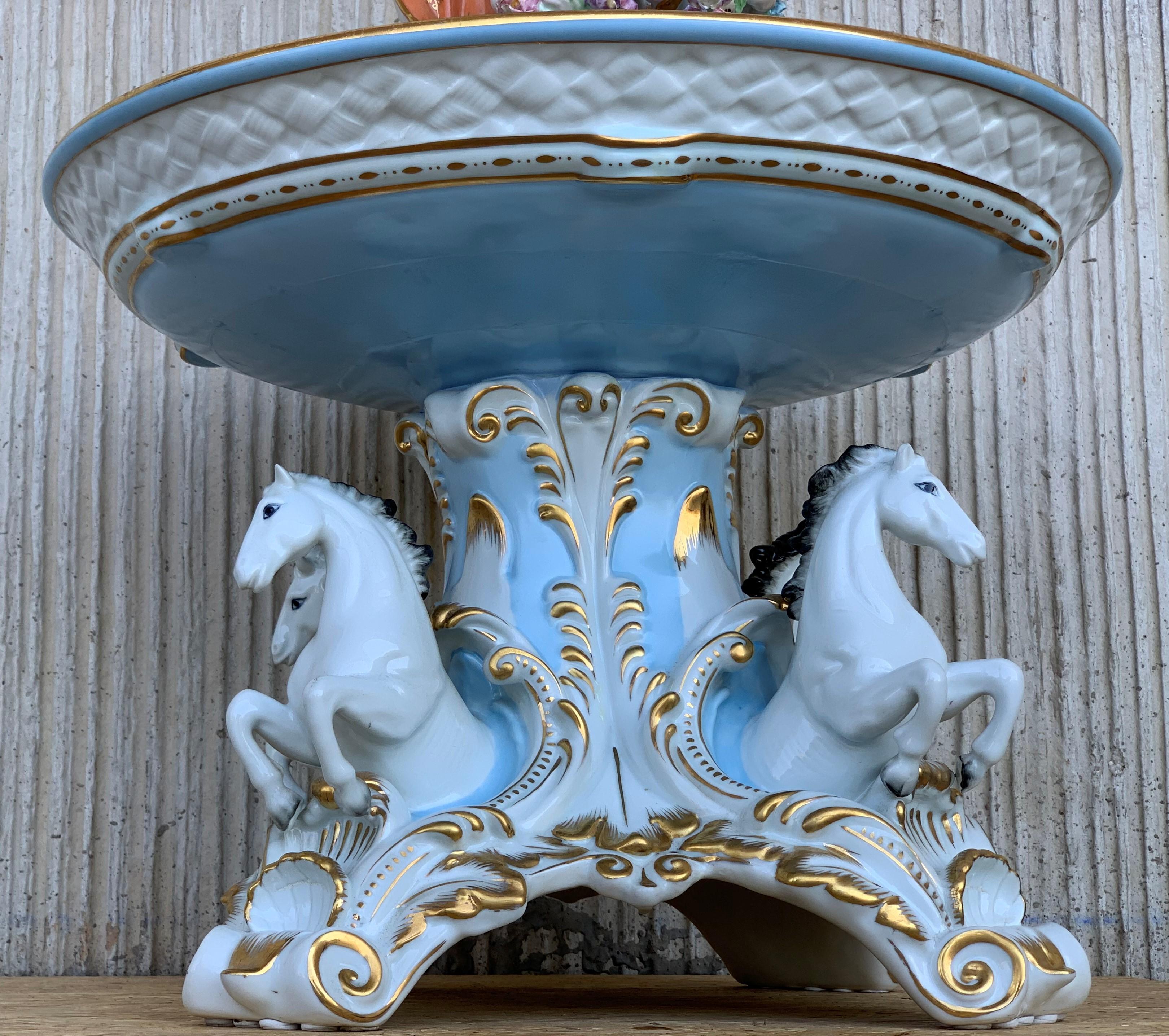 Centre de table en porcelaine de Sèvres du 19ème siècle avec support figuratif et panier à fruits surélevé en vente 10