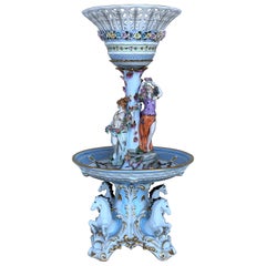 Centre de table en porcelaine de Sèvres du 19ème siècle avec support figuratif et panier à fruits surélevé