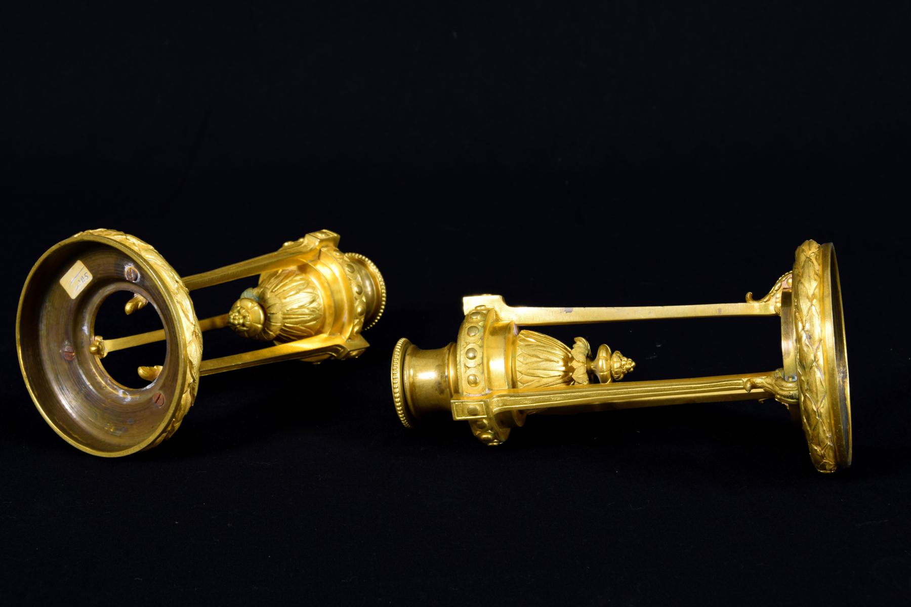 19. Jahrhundert Kleines Paar französischer ziselierter Leuchter aus vergoldeter Bronze (Louis XVI.) im Angebot