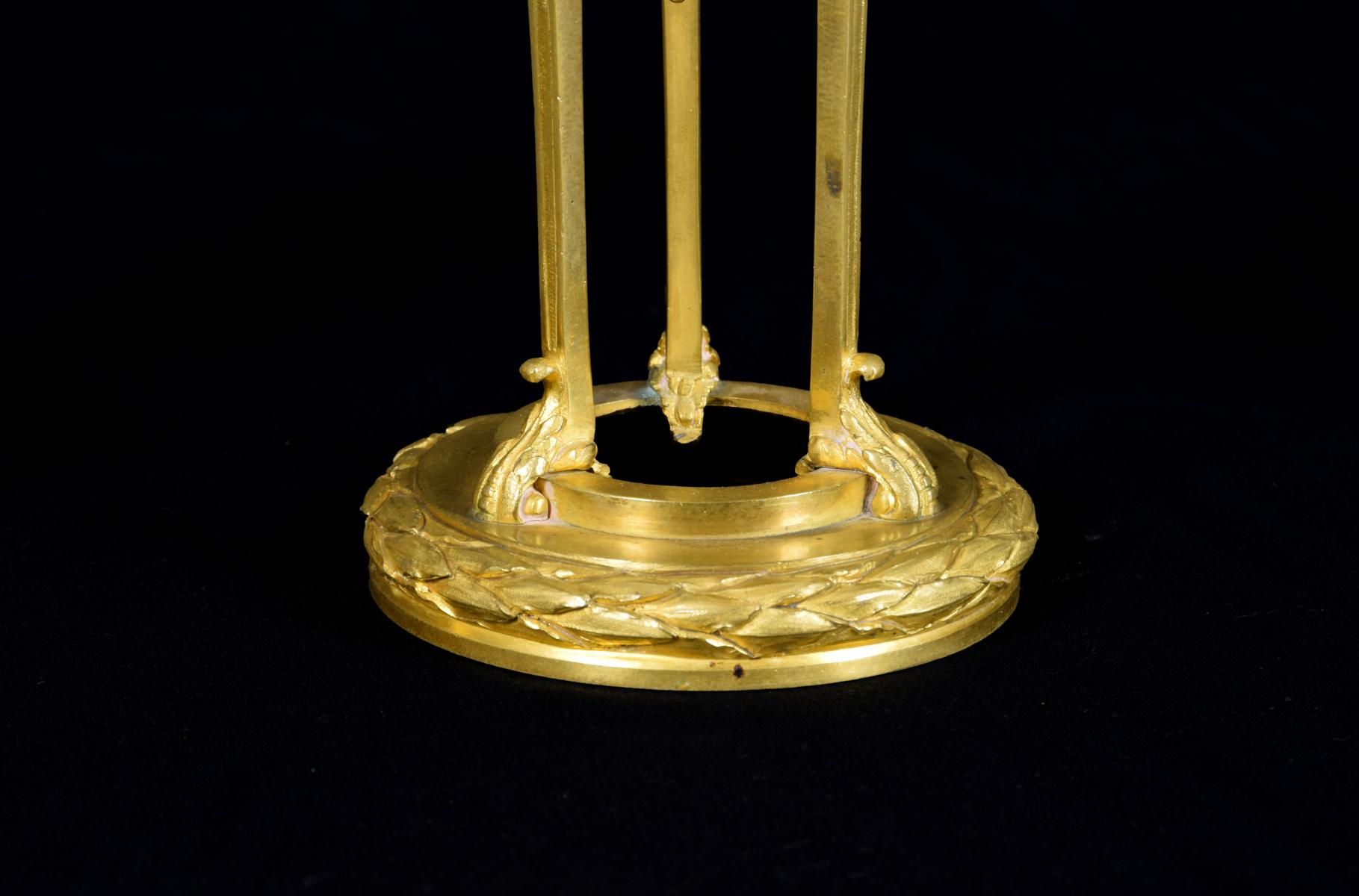 19. Jahrhundert Kleines Paar französischer ziselierter Leuchter aus vergoldeter Bronze (Goldbronze) im Angebot