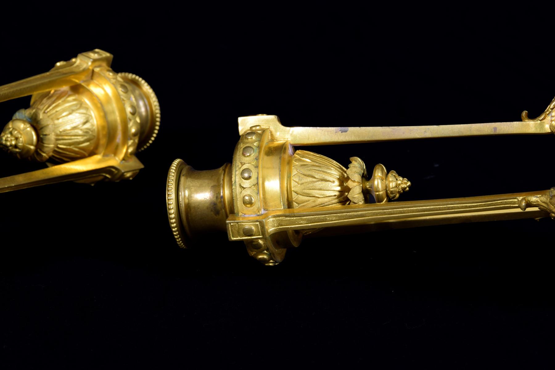 19. Jahrhundert Kleines Paar französischer ziselierter Leuchter aus vergoldeter Bronze im Angebot 1