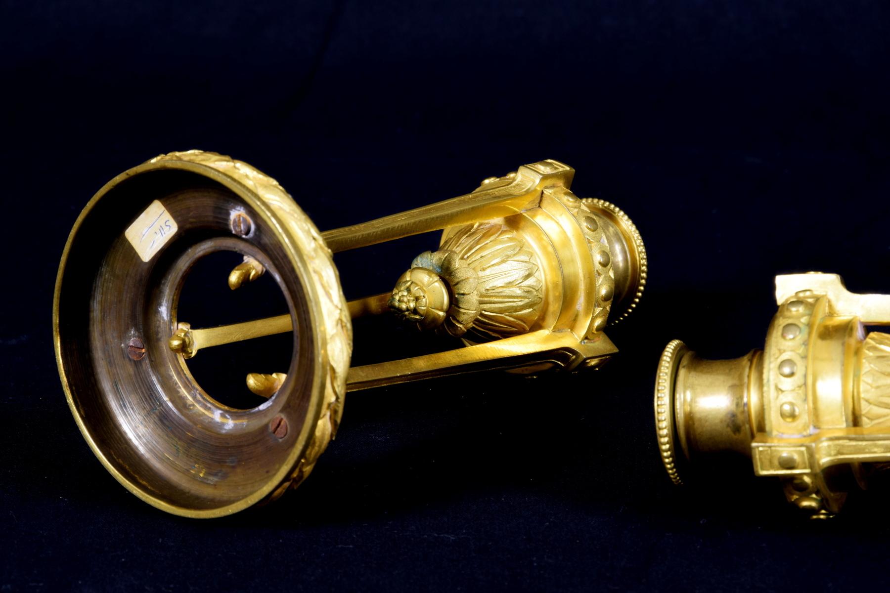19. Jahrhundert Kleines Paar französischer ziselierter Leuchter aus vergoldeter Bronze im Angebot 2