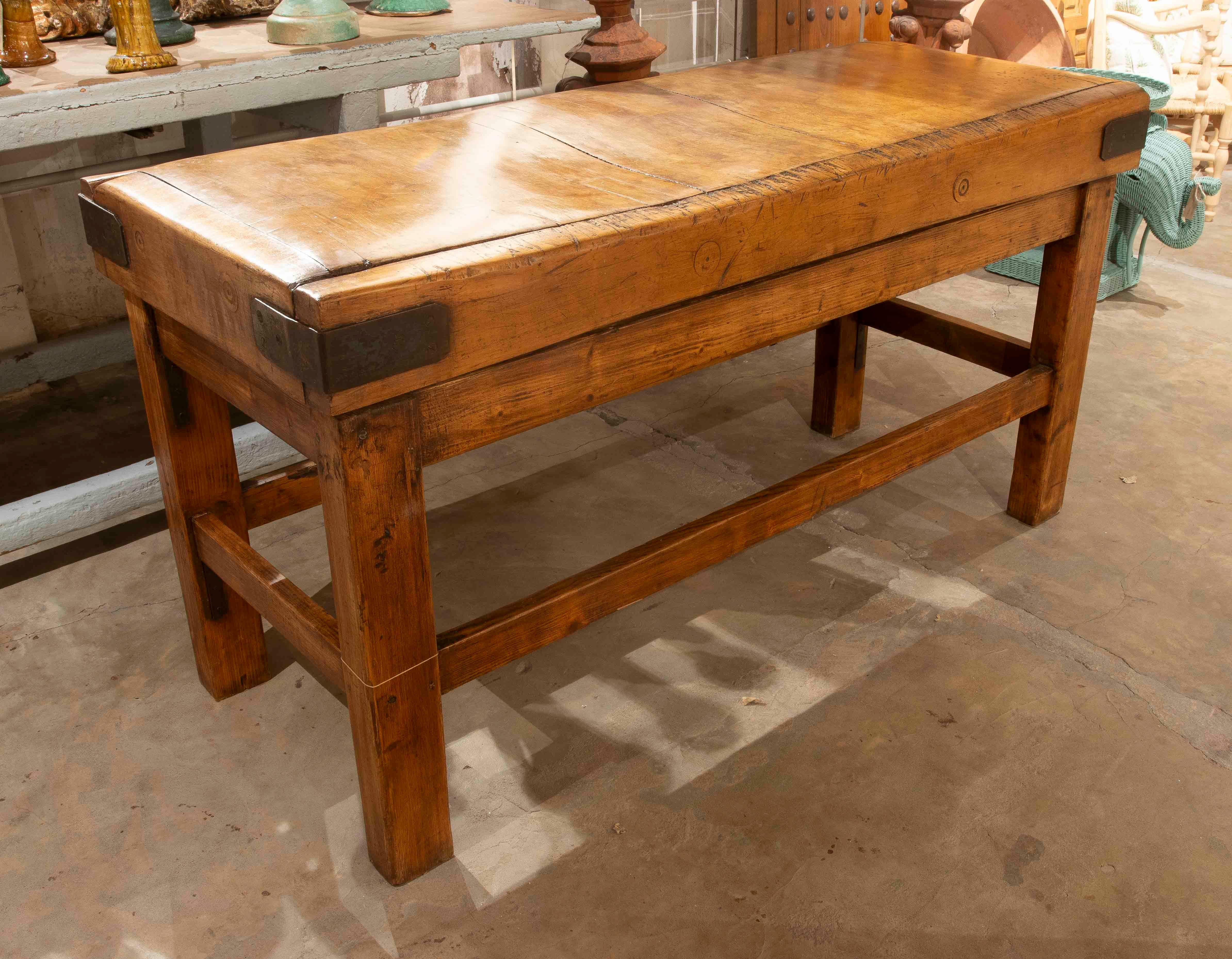 Impressionnante table de charpentier française du XIXe siècle, fabriquée en chêne massif et dotée d'une patine riche et chaleureuse acquise au fil des ans. Cette pièce fonctionnelle et historique se distingue par sa robustesse et la beauté naturelle