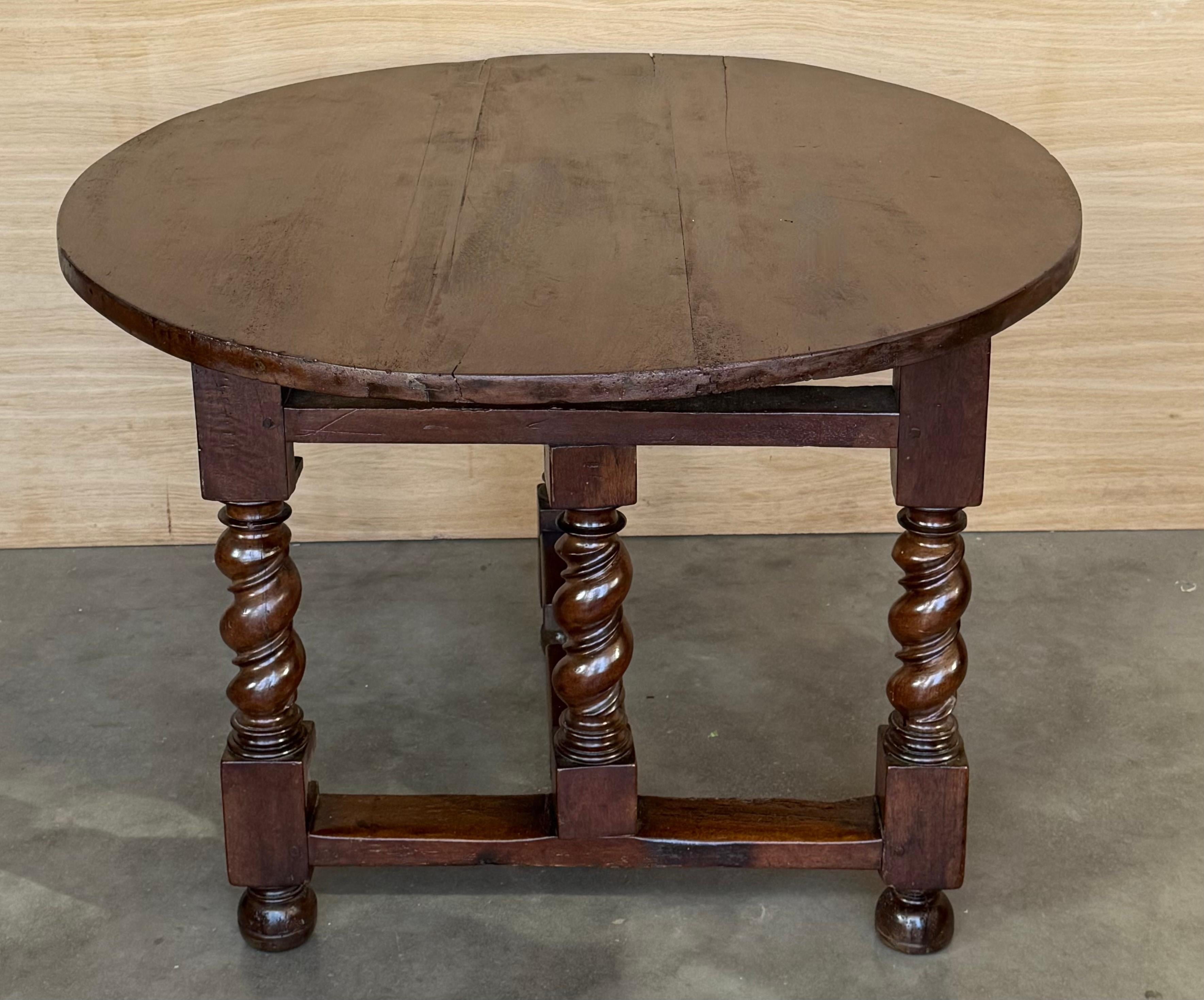 19th Solid Walnut Folding Round Table with Solomonic Legs In Good Condition For Sale In Miami, FL