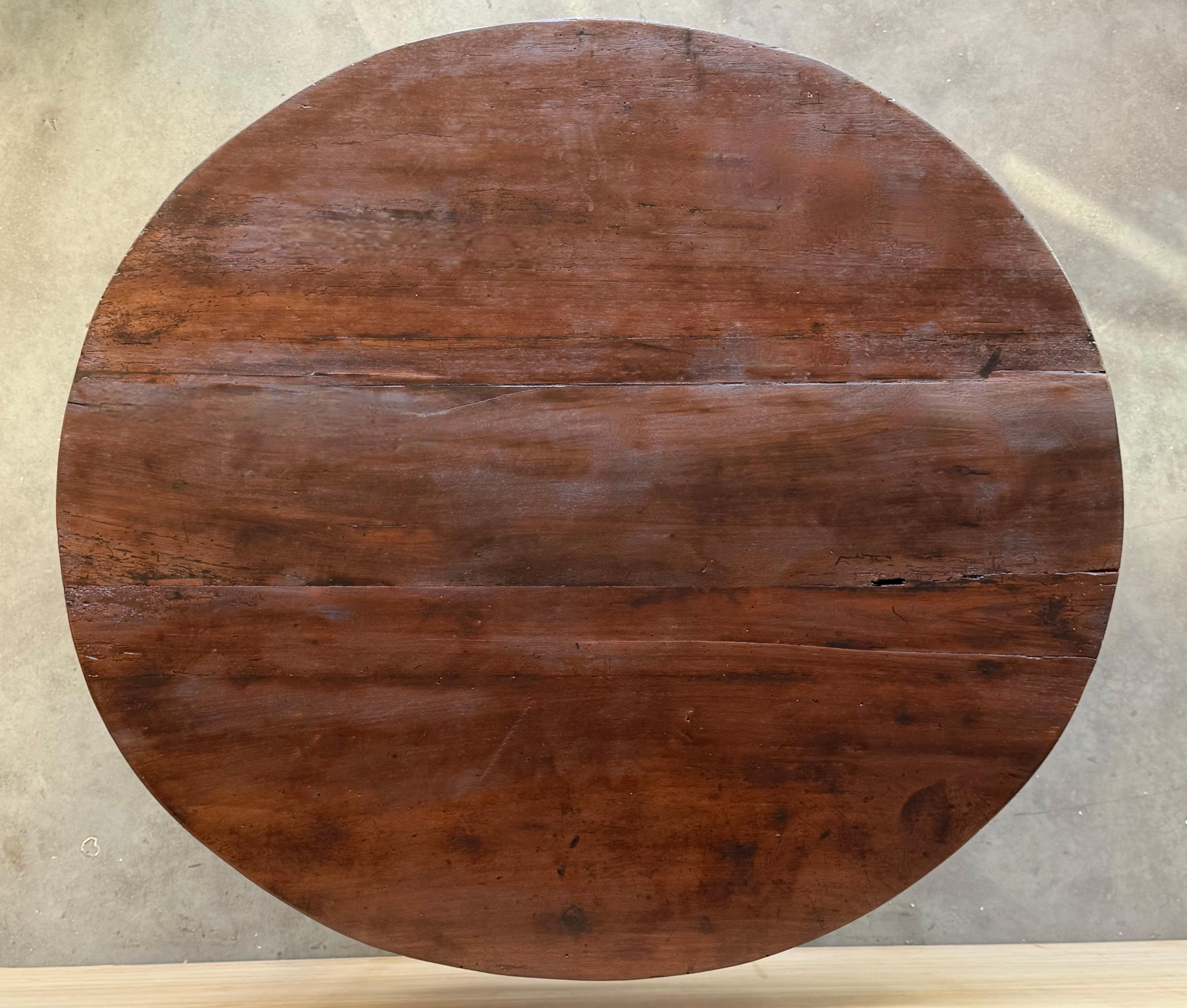19th Solid Walnut Folding Round Table with Solomonic Legs For Sale 1