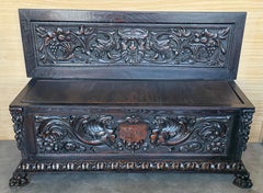 Panca da sala grande intagliata in stile barocco spagnolo del 19° secolo con contenitore