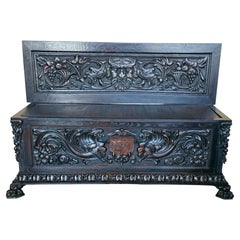 Panca da sala grande intagliata in stile barocco spagnolo del 19° secolo con contenitore