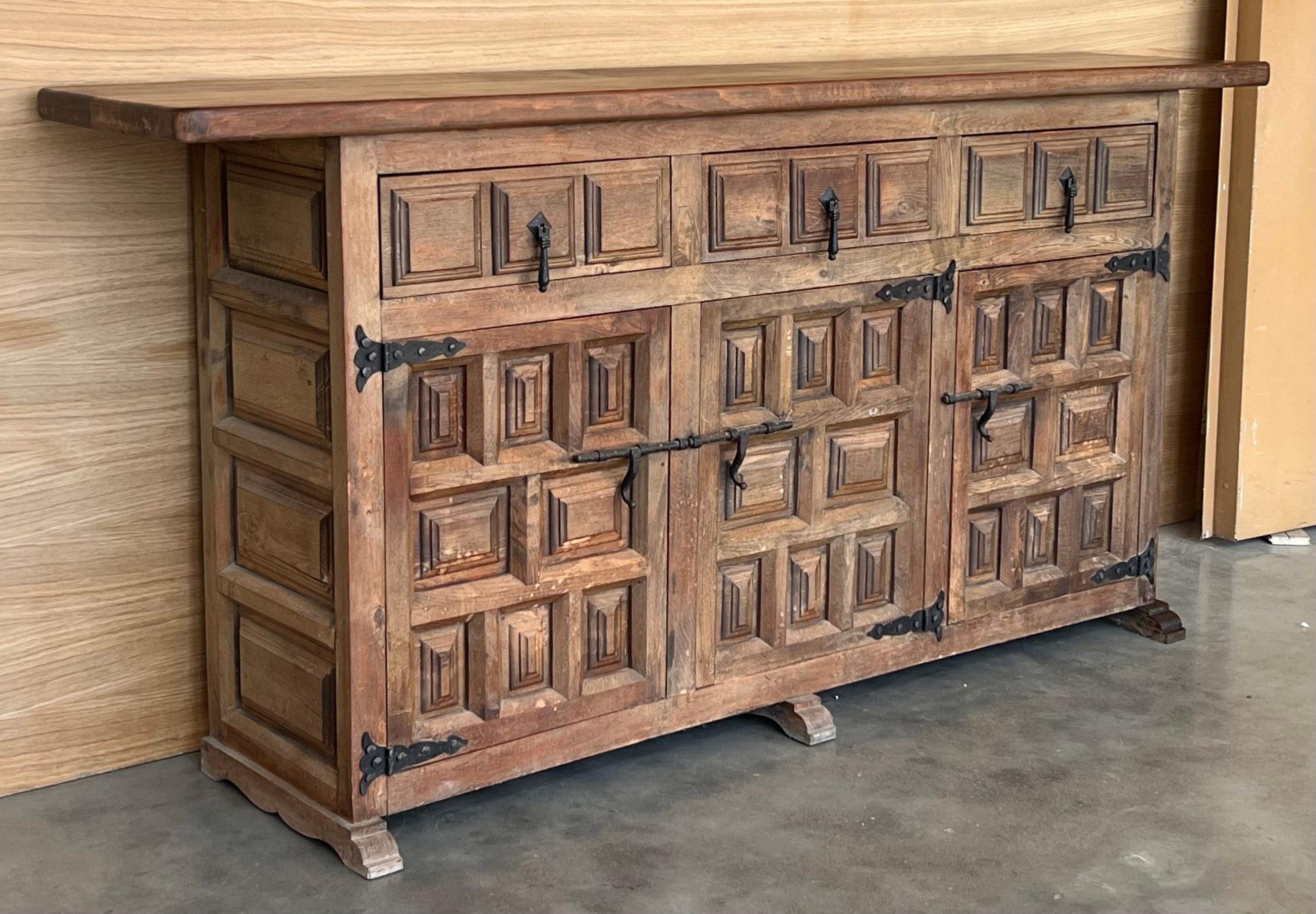 19th Spanish Baroque Carved Walnut Tuscan Three Drawer Credenza or Buffet In Good Condition For Sale In Miami, FL
