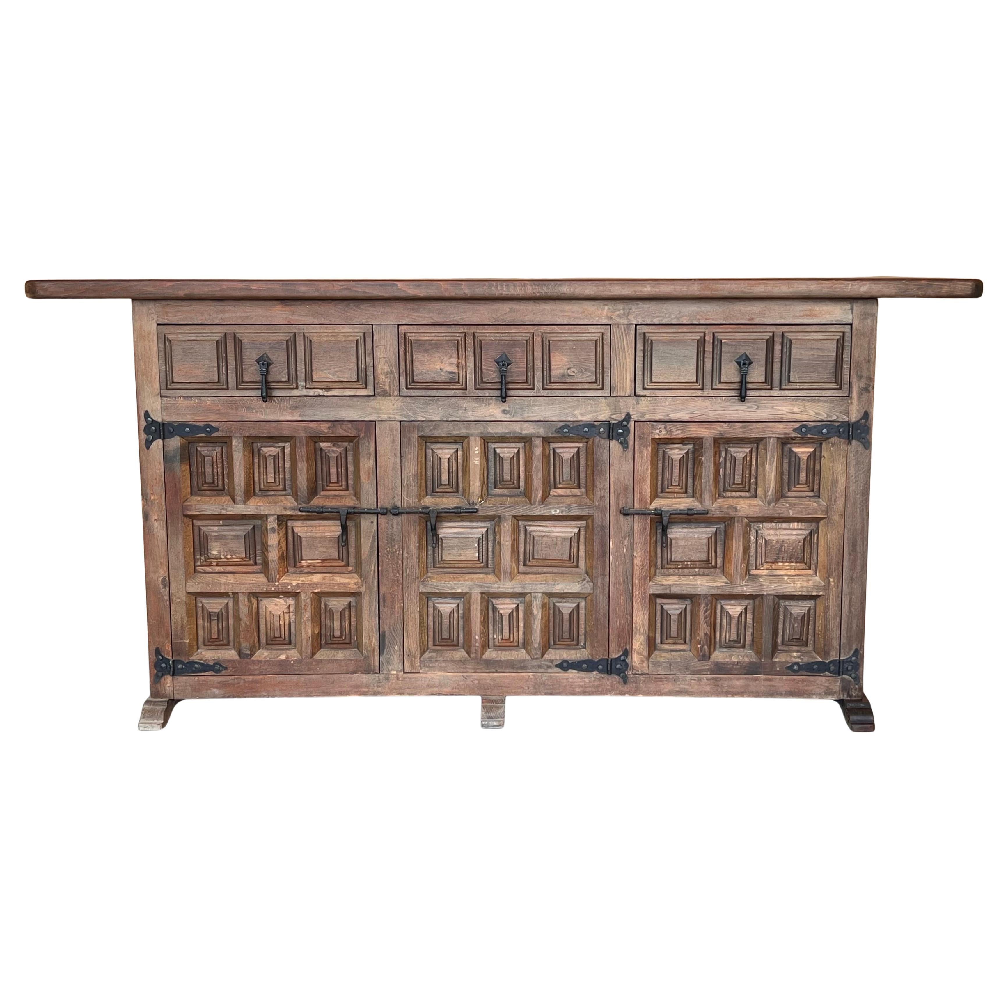 19. spanischer Barock geschnitzt Nussbaum toskanische Drei-Schubladen-Credenza oder Buffet