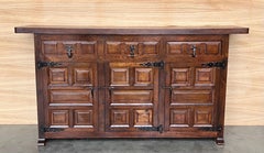 19. spanischer Barock geschnitzt Nussbaum toskanische drei Schubladen Credenza oder Buffet