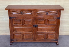 Credenza o buffet a tre cassetti in legno di noce intagliato barocco spagnolo del XIX secolo