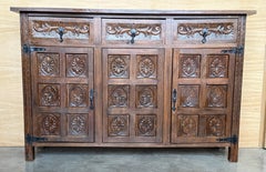 Crédence ou buffet à trois tiroirs en noyer sculpté de style toscan baroque espagnol du 19e siècle