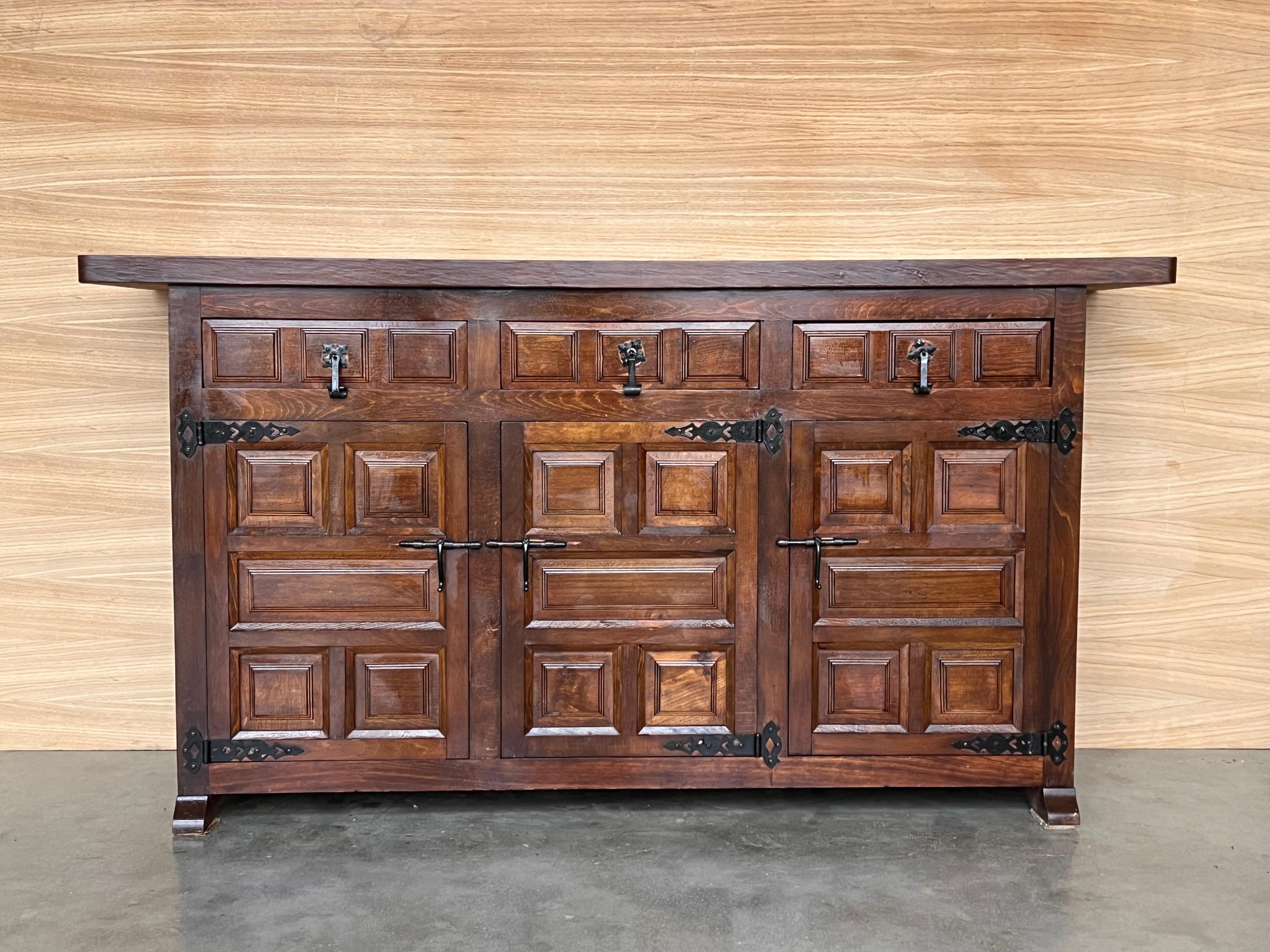 19th Spanish Baroque Carved Walnut Tuscan Three Drawers Credenza or Buffet In Good Condition For Sale In Miami, FL