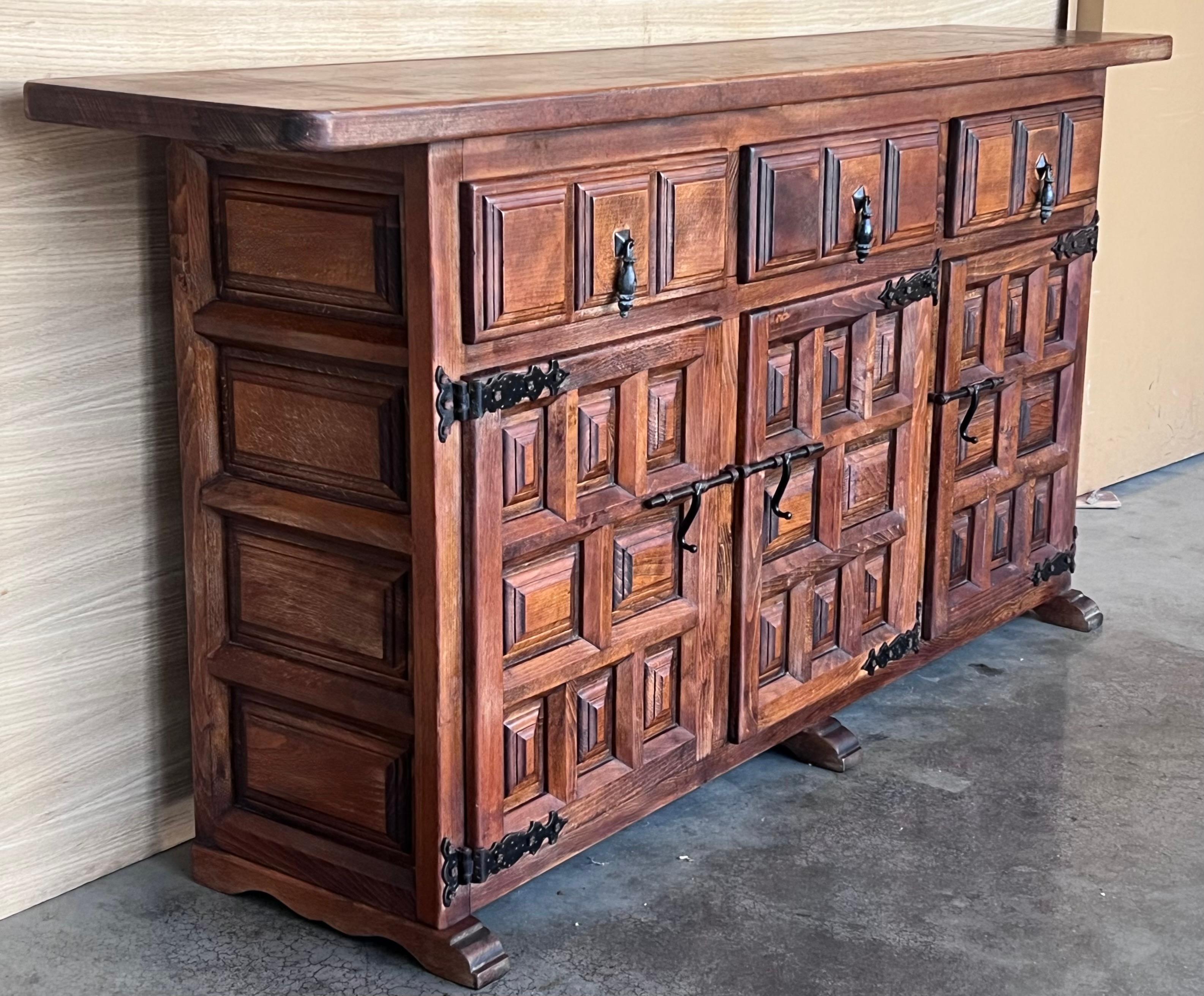 19th Spanish Baroque Carved Walnut Tuscan Three Drawers Credenza or Buffet In Good Condition For Sale In Miami, FL