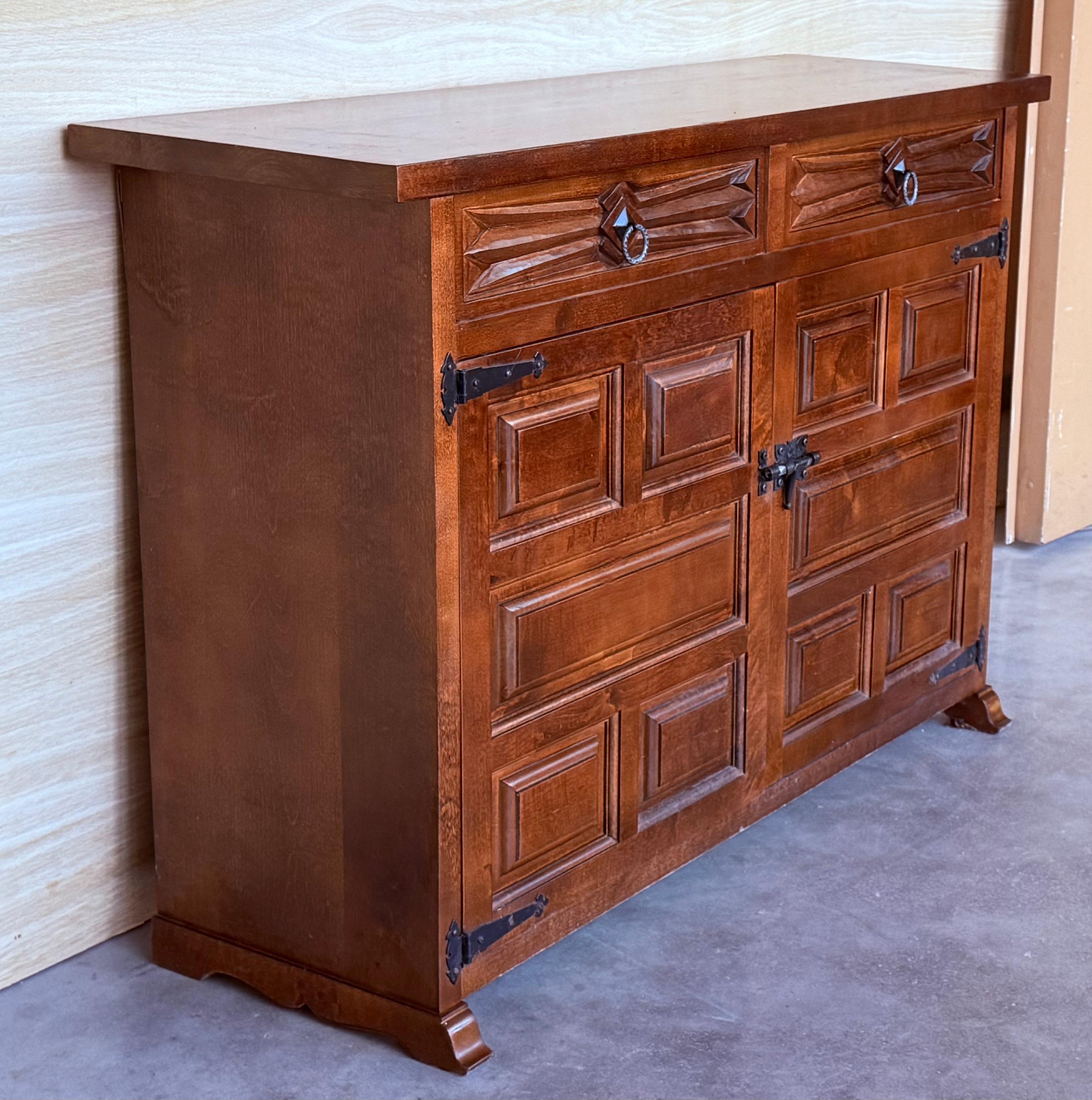 19th Spanish Baroque Carved Walnut Tuscan Three Drawers Credenza or Buffet In Good Condition For Sale In Miami, FL
