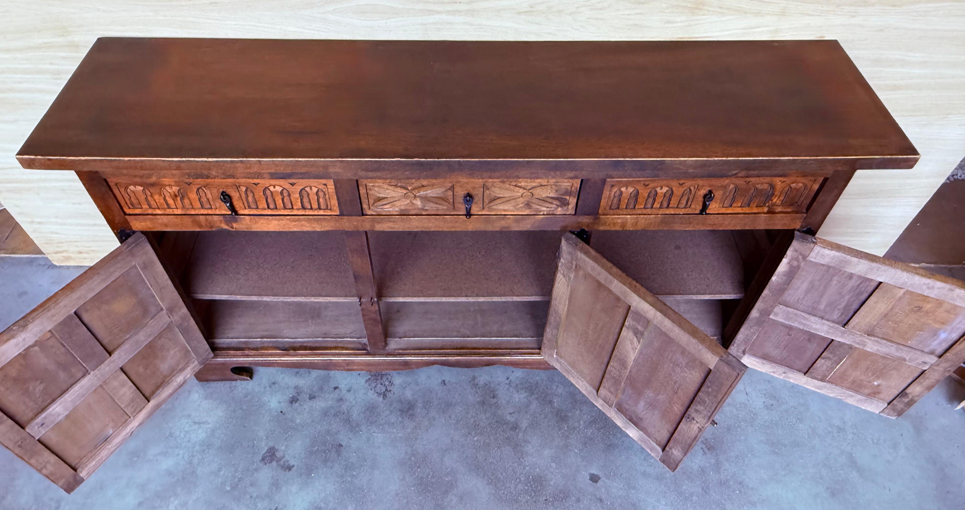 19. spanischer Barock geschnitzt Nussbaum toskanische drei Schubladen Credenza oder Buffet (Spanisch) im Angebot