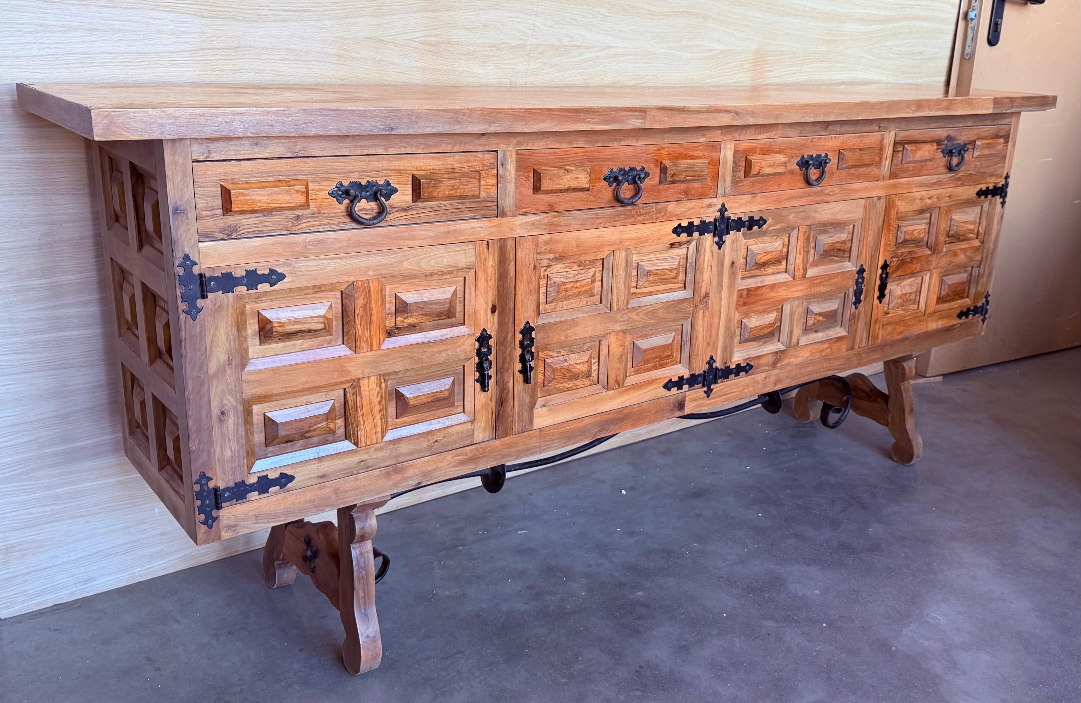 Barocco 19th Spanish Baroque Carved Walnut Tuscan Three Drawers Credenza or Buffet in vendita