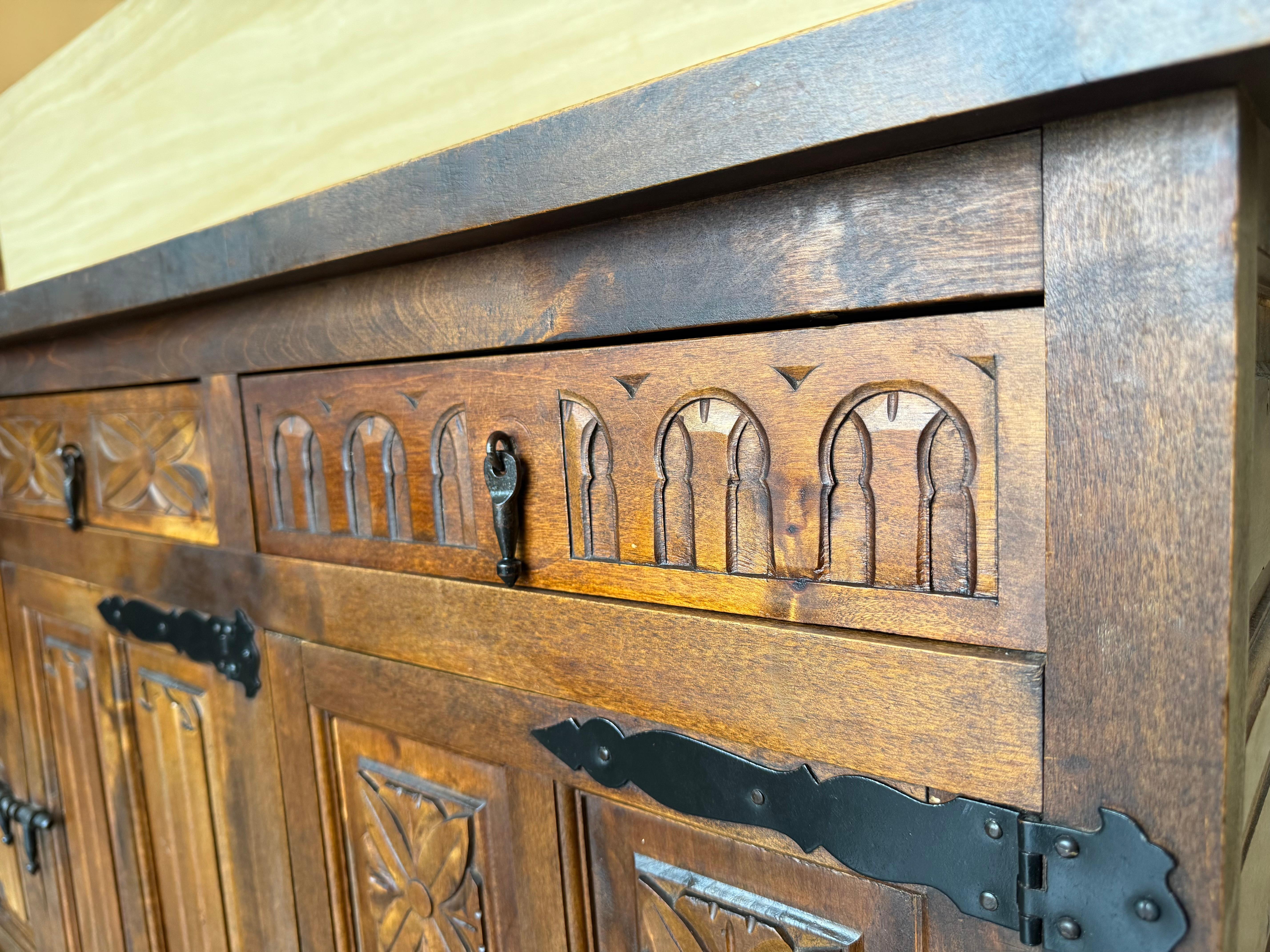 19. spanischer Barock geschnitzt Nussbaum toskanische drei Schubladen Credenza oder Buffet im Zustand „Gut“ im Angebot in Miami, FL