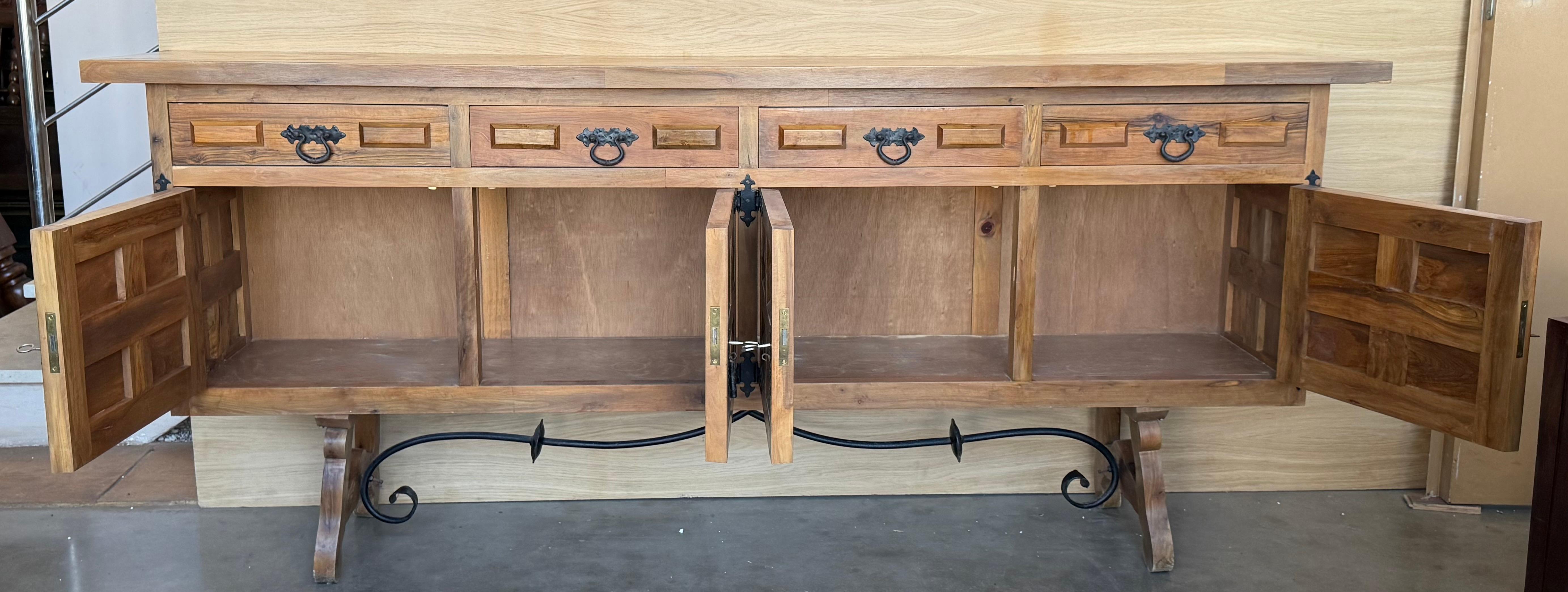 Espagnol Crédence ou buffet à trois tiroirs en noyer sculpté de style toscan baroque espagnol du 19e siècle en vente