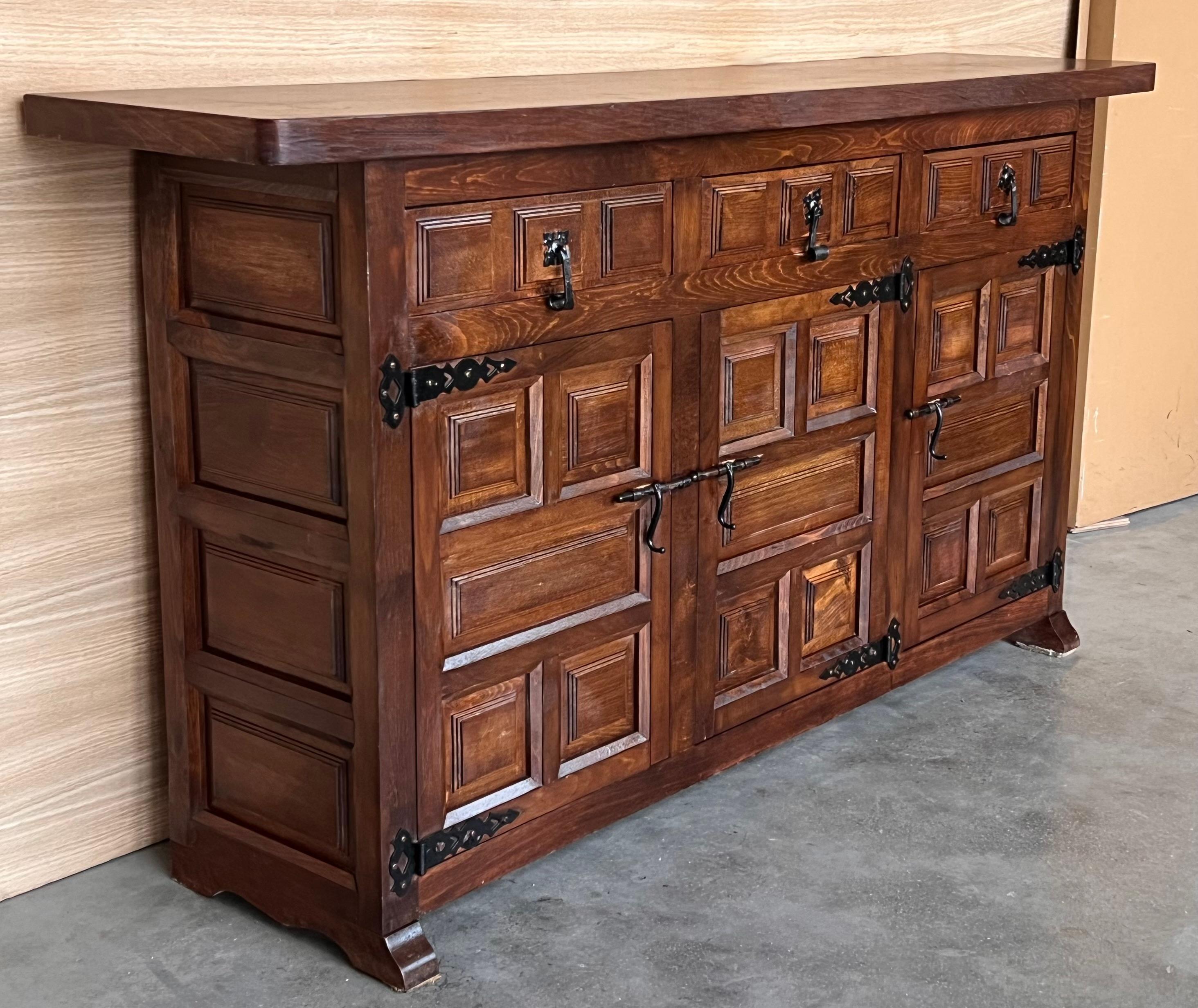 Iron 19th Spanish Baroque Carved Walnut Tuscan Three Drawers Credenza or Buffet For Sale