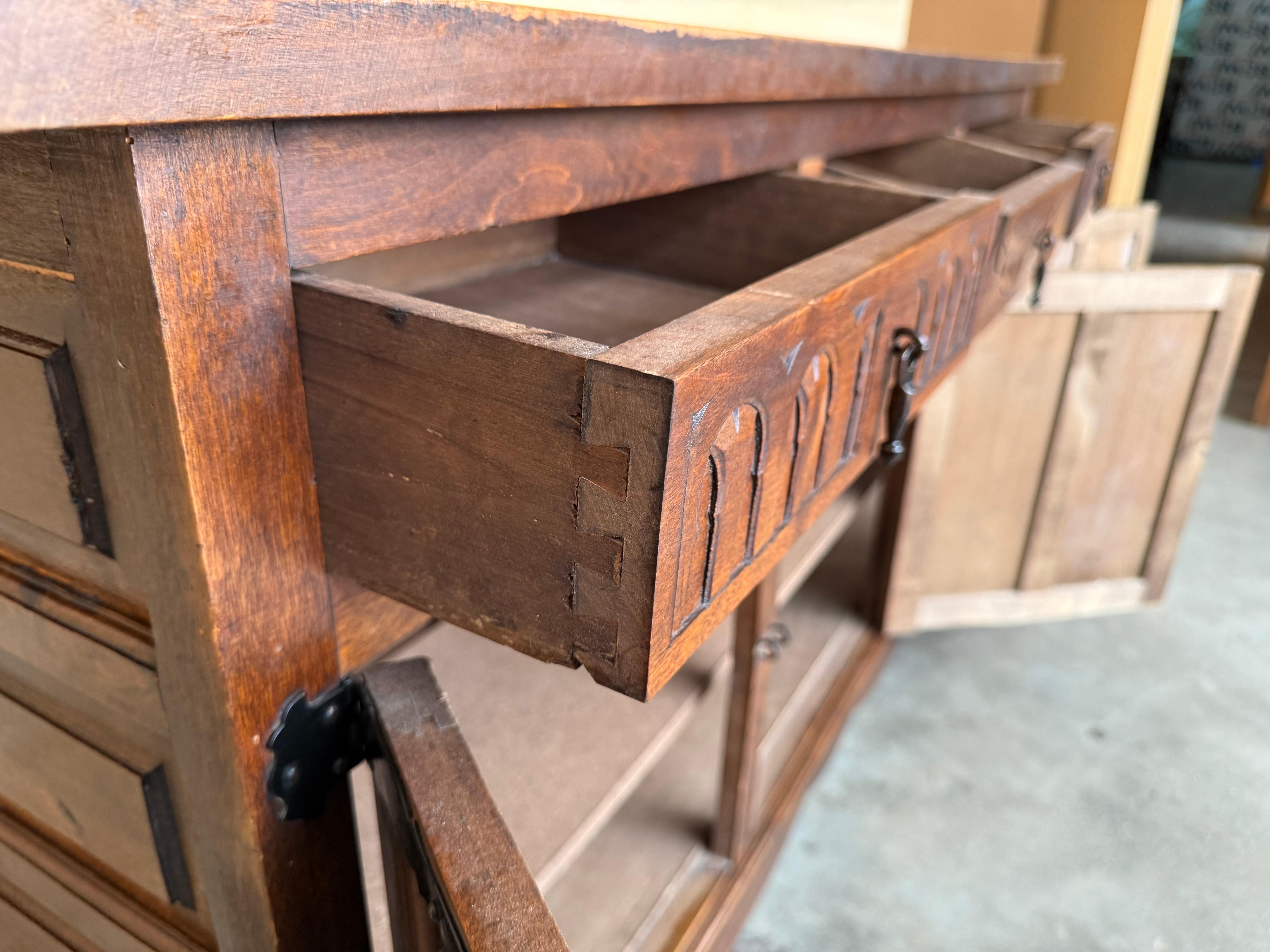 19. spanischer Barock geschnitzt Nussbaum toskanische drei Schubladen Credenza oder Buffet (19. Jahrhundert) im Angebot