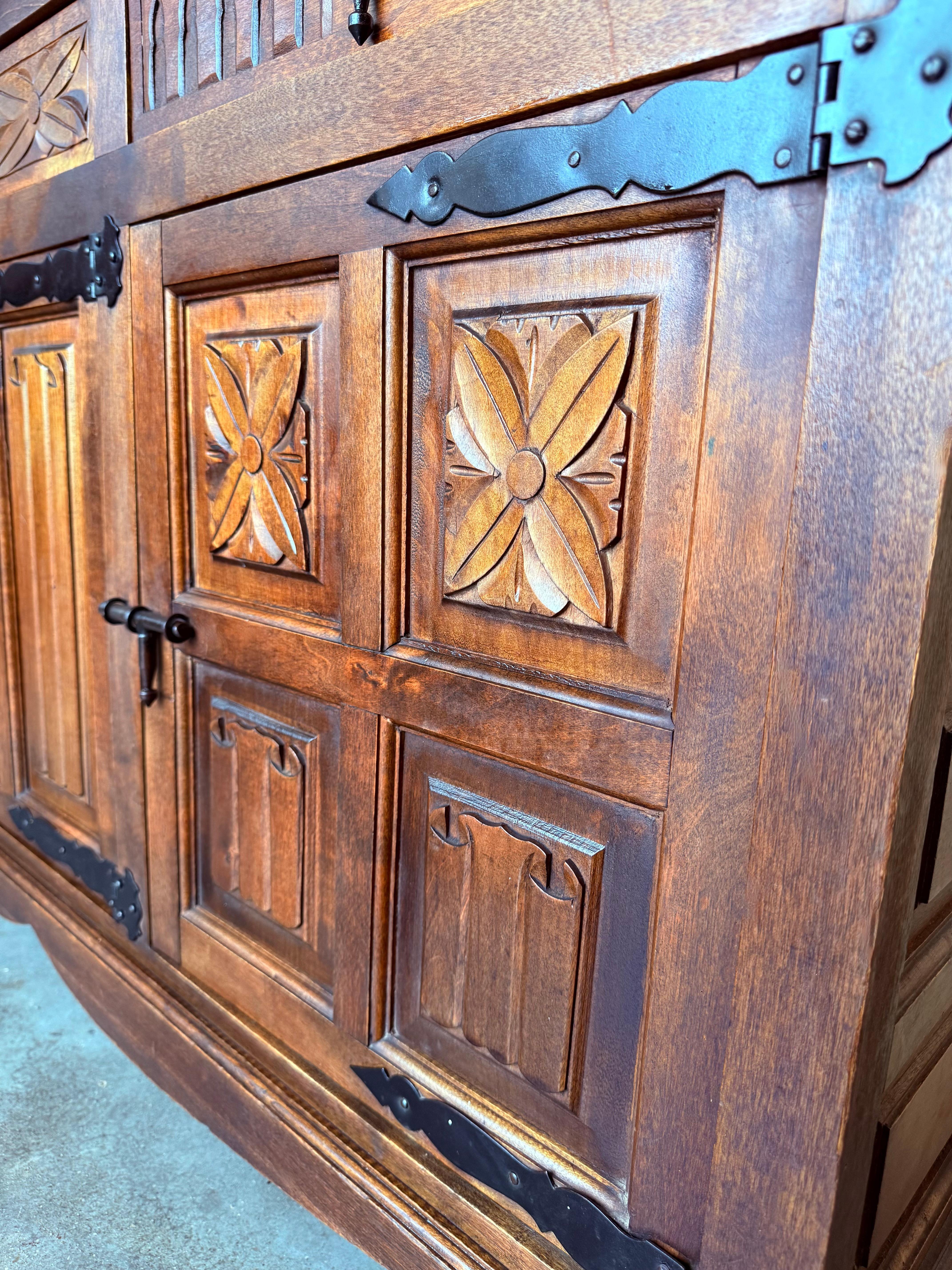 19. spanischer Barock geschnitzt Nussbaum toskanische drei Schubladen Credenza oder Buffet (Eisen) im Angebot