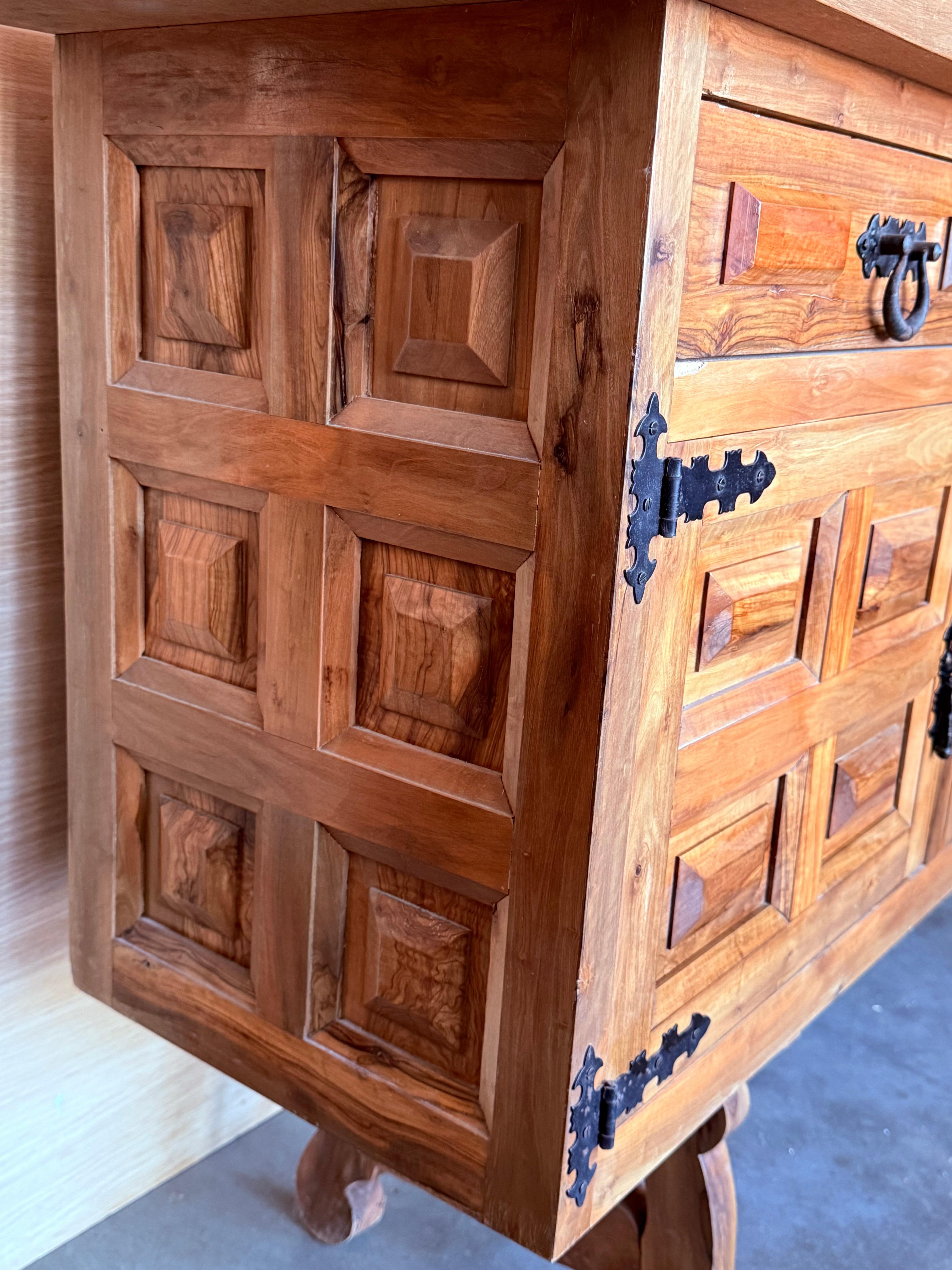 XIX secolo 19th Spanish Baroque Carved Walnut Tuscan Three Drawers Credenza or Buffet in vendita