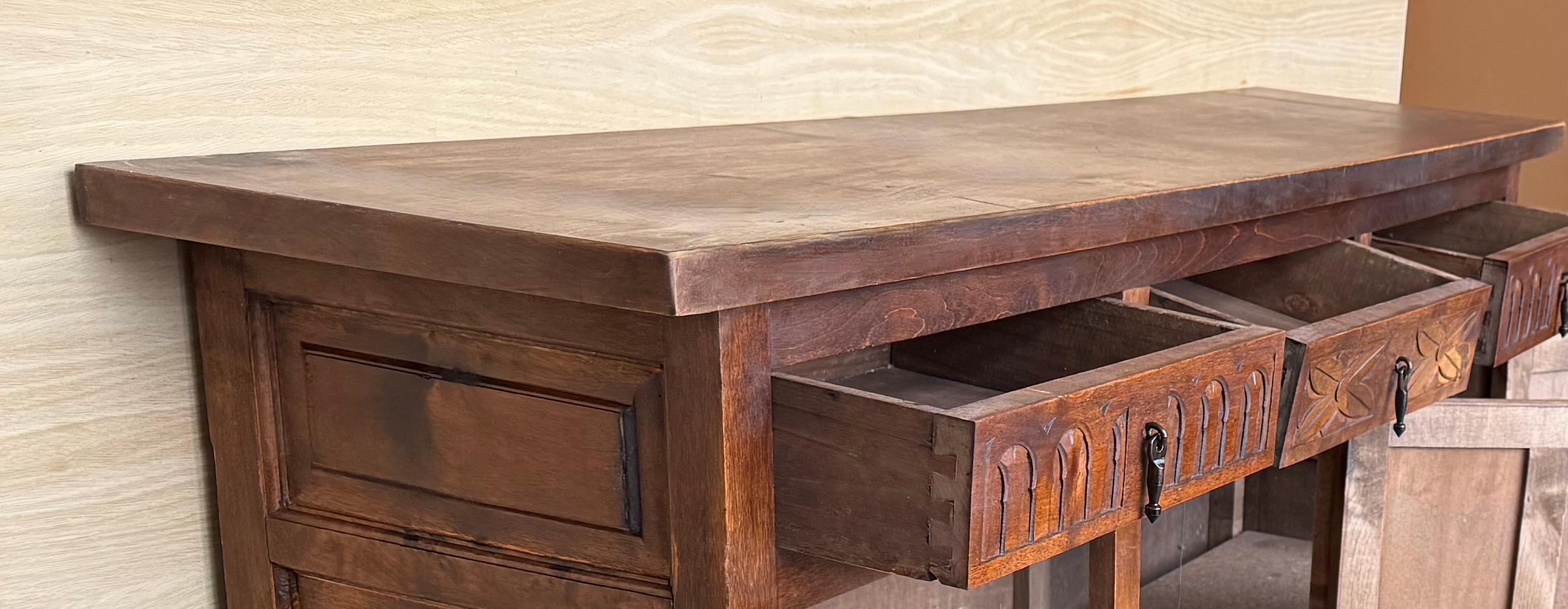19. spanischer Barock geschnitzt Nussbaum toskanische drei Schubladen Credenza oder Buffet im Angebot 1