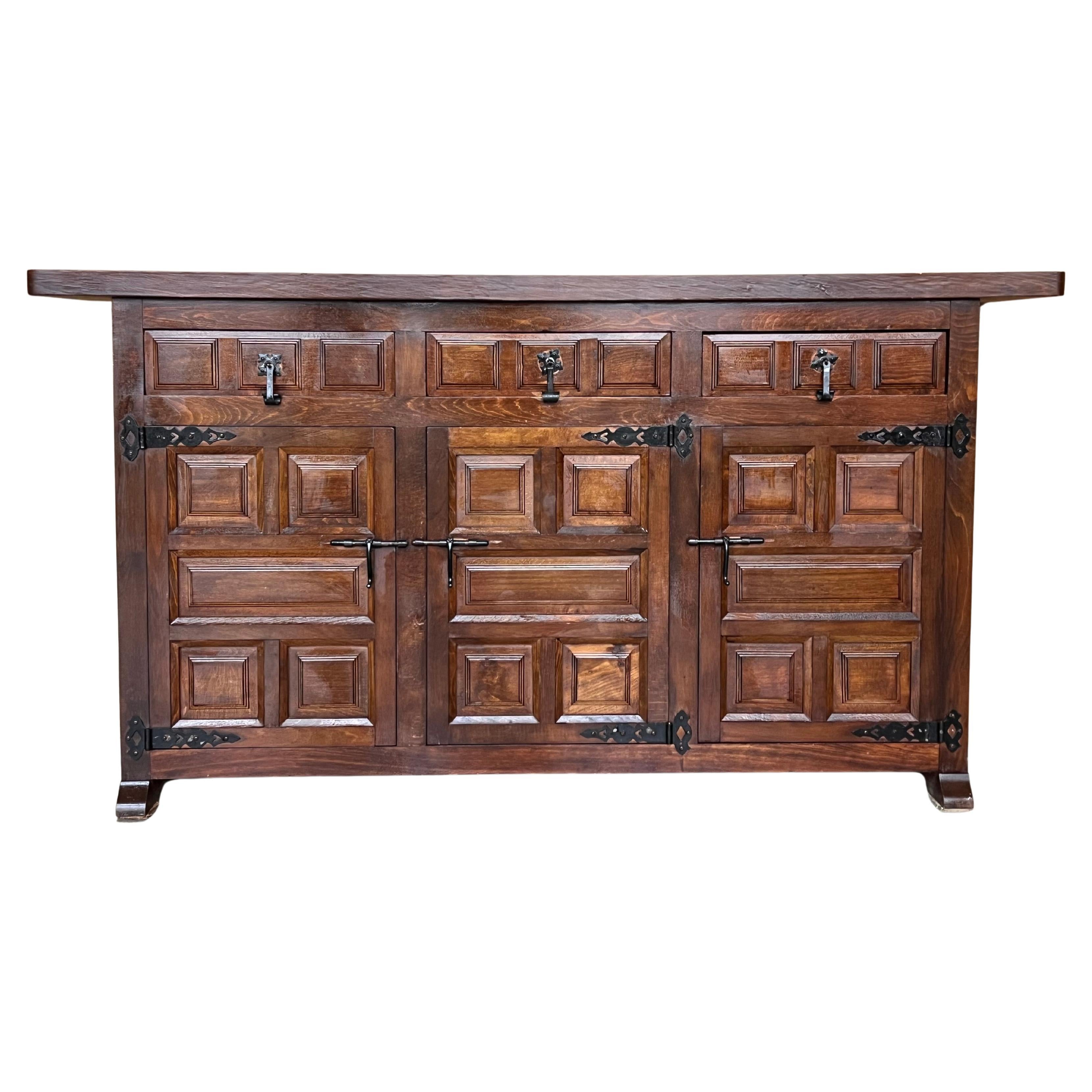 Credenza o buffet a tre cassetti in legno di noce intagliato barocco spagnolo del XIX secolo