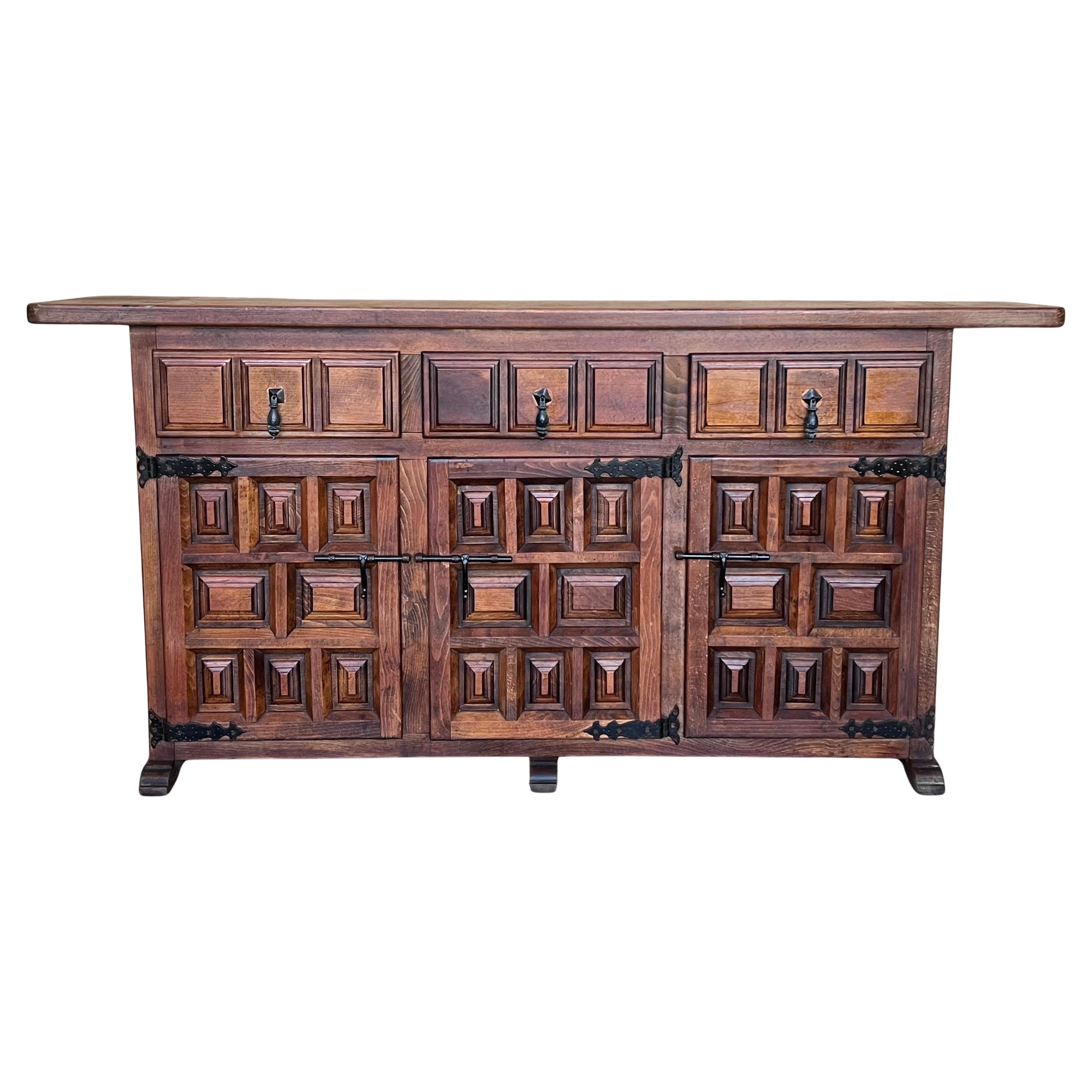Credenza o buffet a tre cassetti in legno di noce intagliato barocco spagnolo del XIX secolo