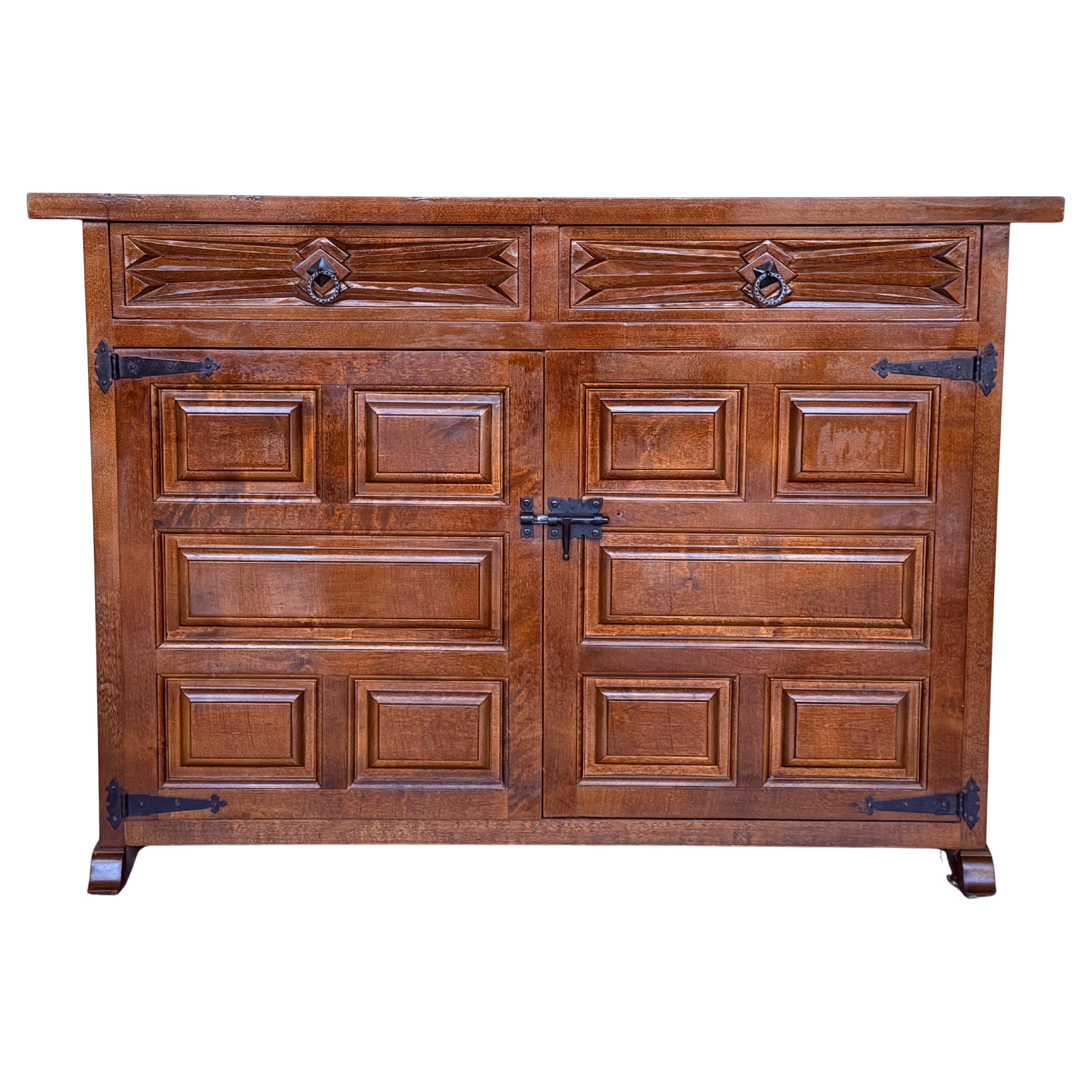 Credenza o buffet a tre cassetti in legno di noce intagliato barocco spagnolo del XIX secolo