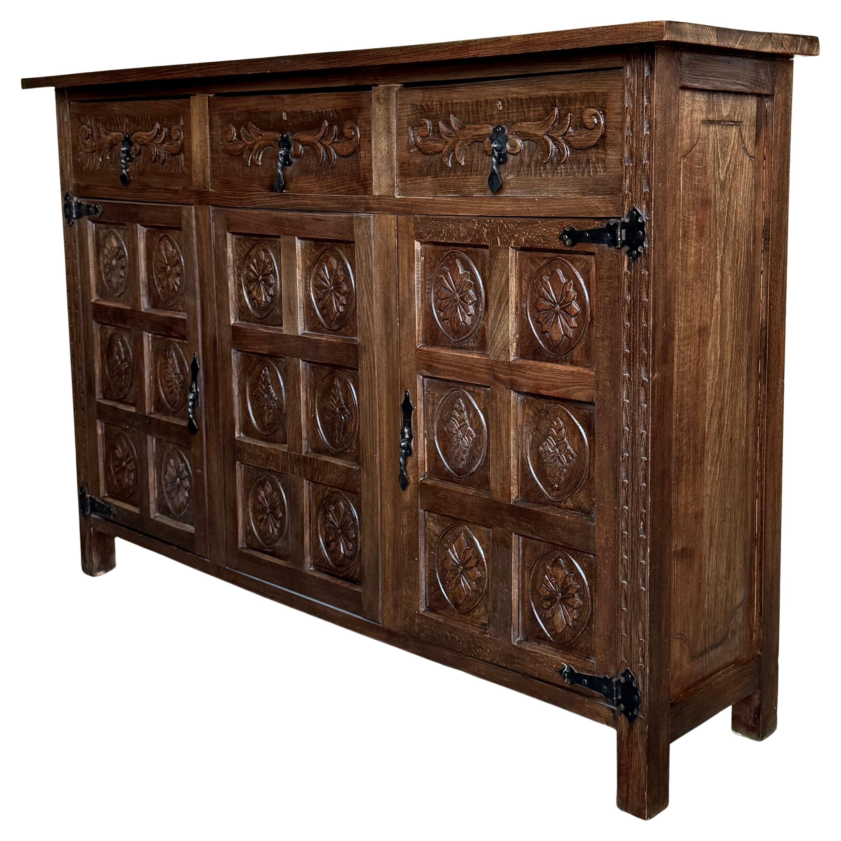 19. spanischer Barock geschnitzt Nussbaum toskanische drei Schubladen Credenza oder Buffet