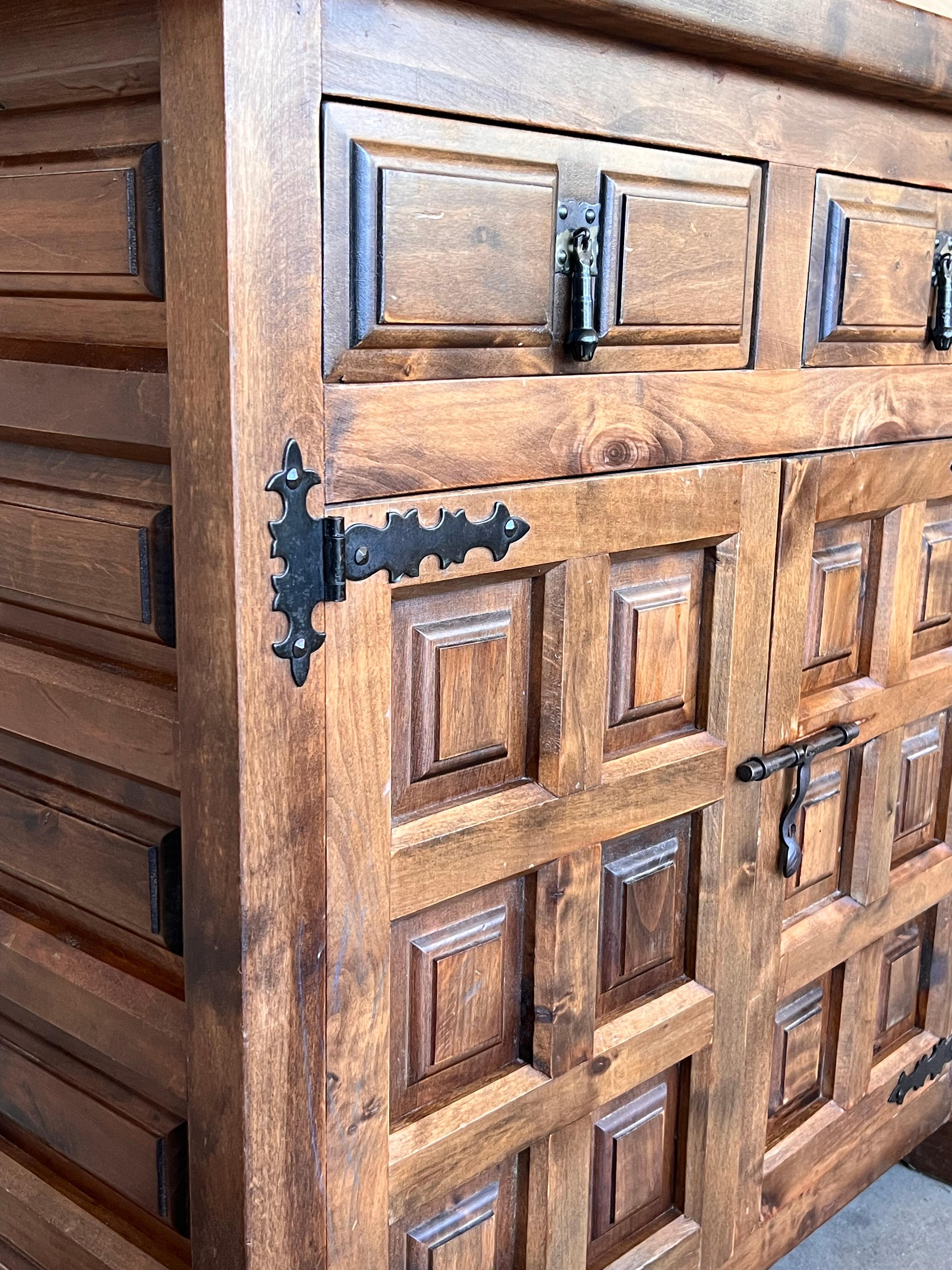 Credenza o Buffet a due cassetti in legno di noce intagliato del XIX secolo in stile barocco spagnolo in vendita 5