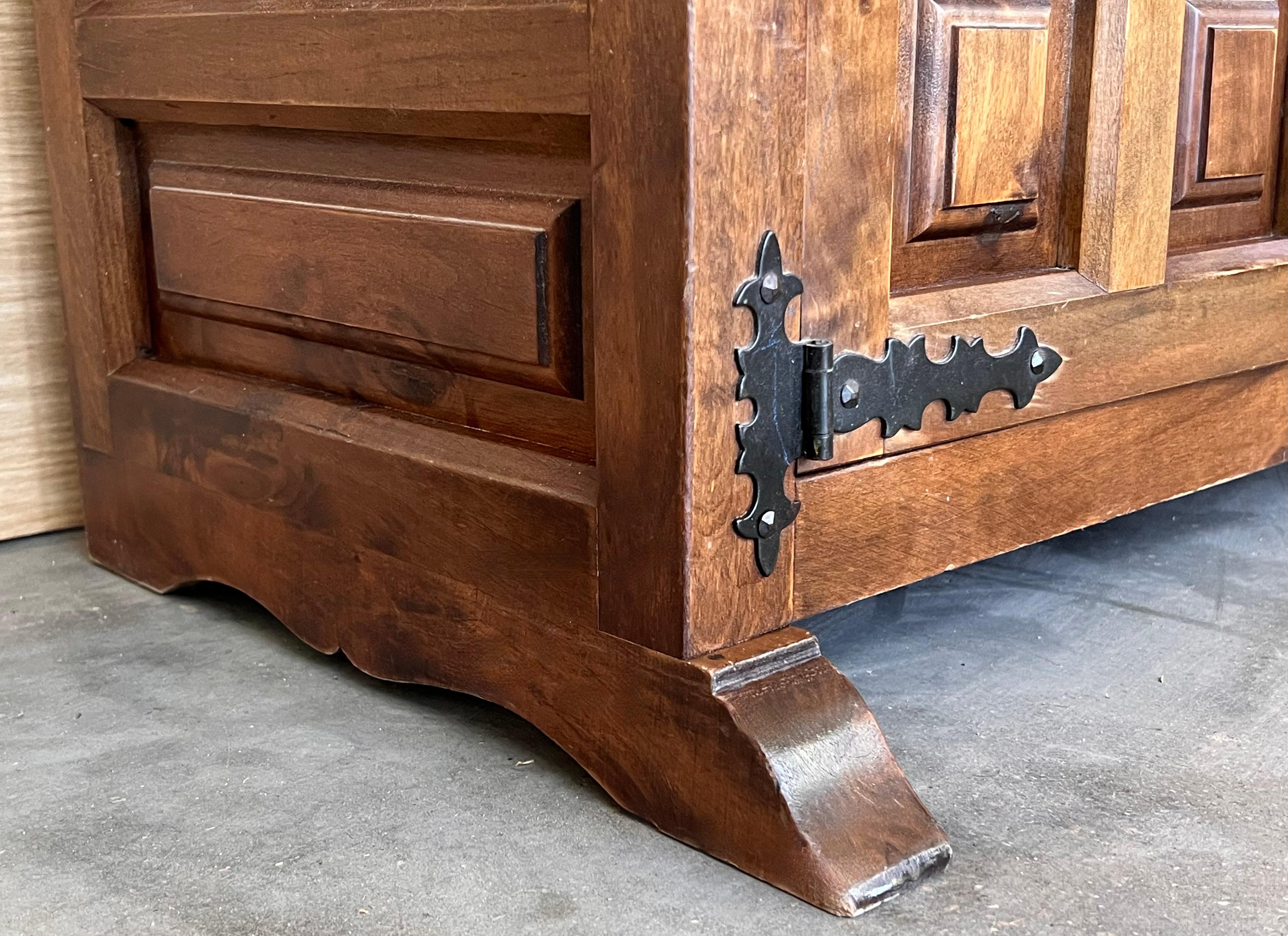 Credenza o Buffet a due cassetti in legno di noce intagliato del XIX secolo in stile barocco spagnolo in vendita 6