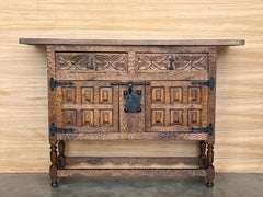19. spanischer Barock geschnitzt Nussbaum toskanische zwei Schublade Credenza oder Buffet