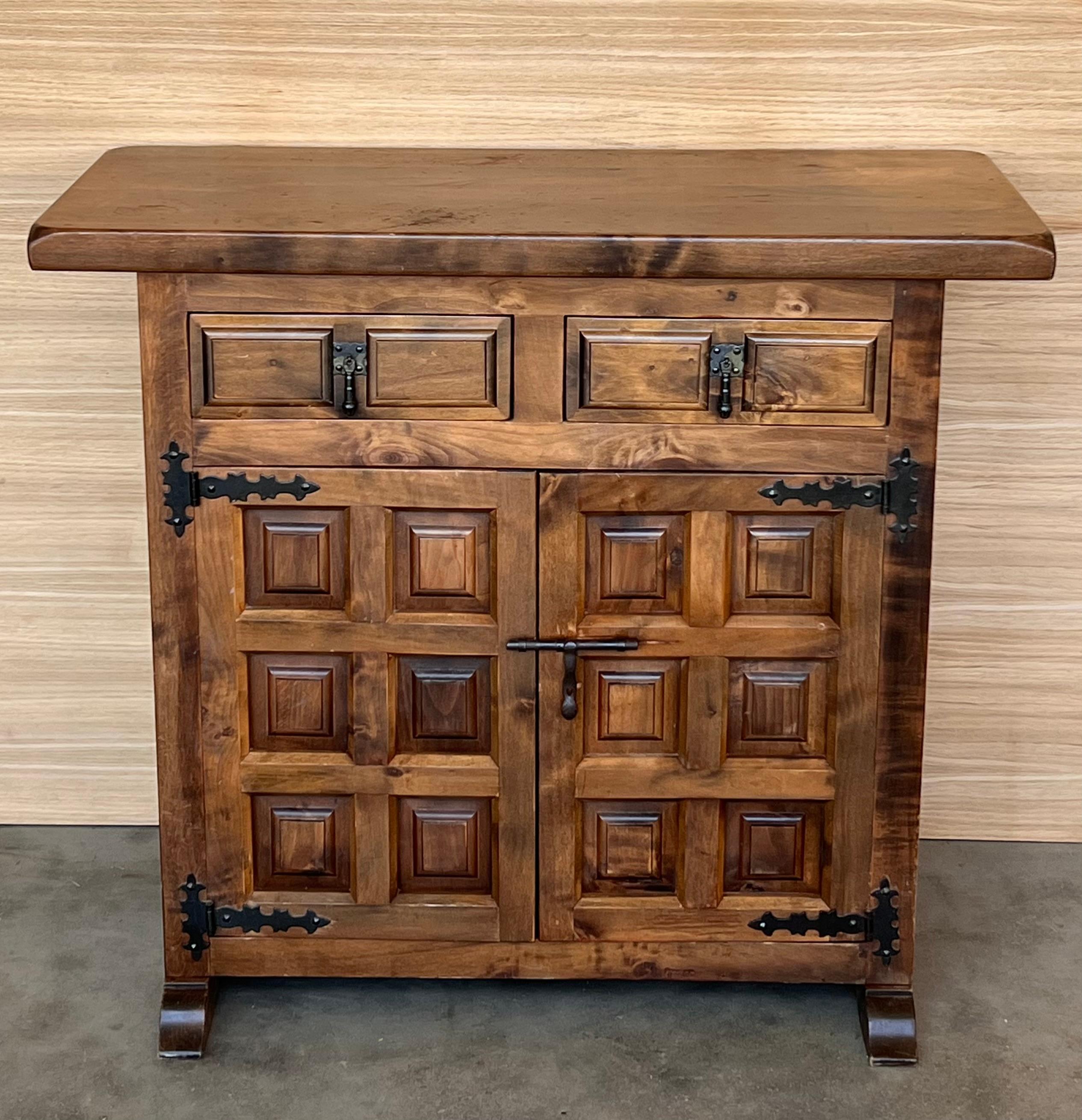 Barocco Credenza o Buffet a due cassetti in legno di noce intagliato del XIX secolo in stile barocco spagnolo in vendita