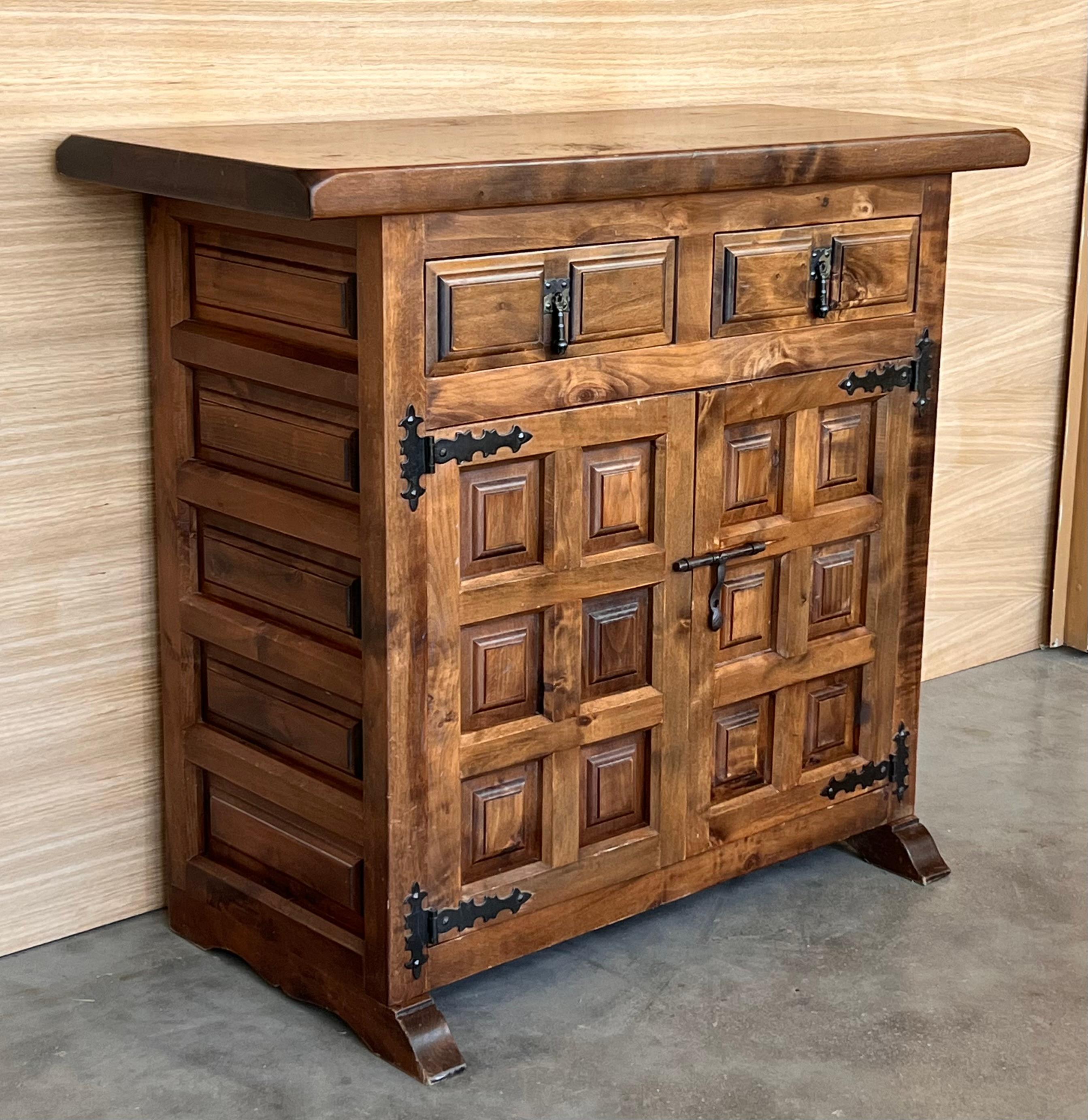 Credenza o Buffet a due cassetti in legno di noce intagliato del XIX secolo in stile barocco spagnolo In condizioni buone in vendita a Miami, FL