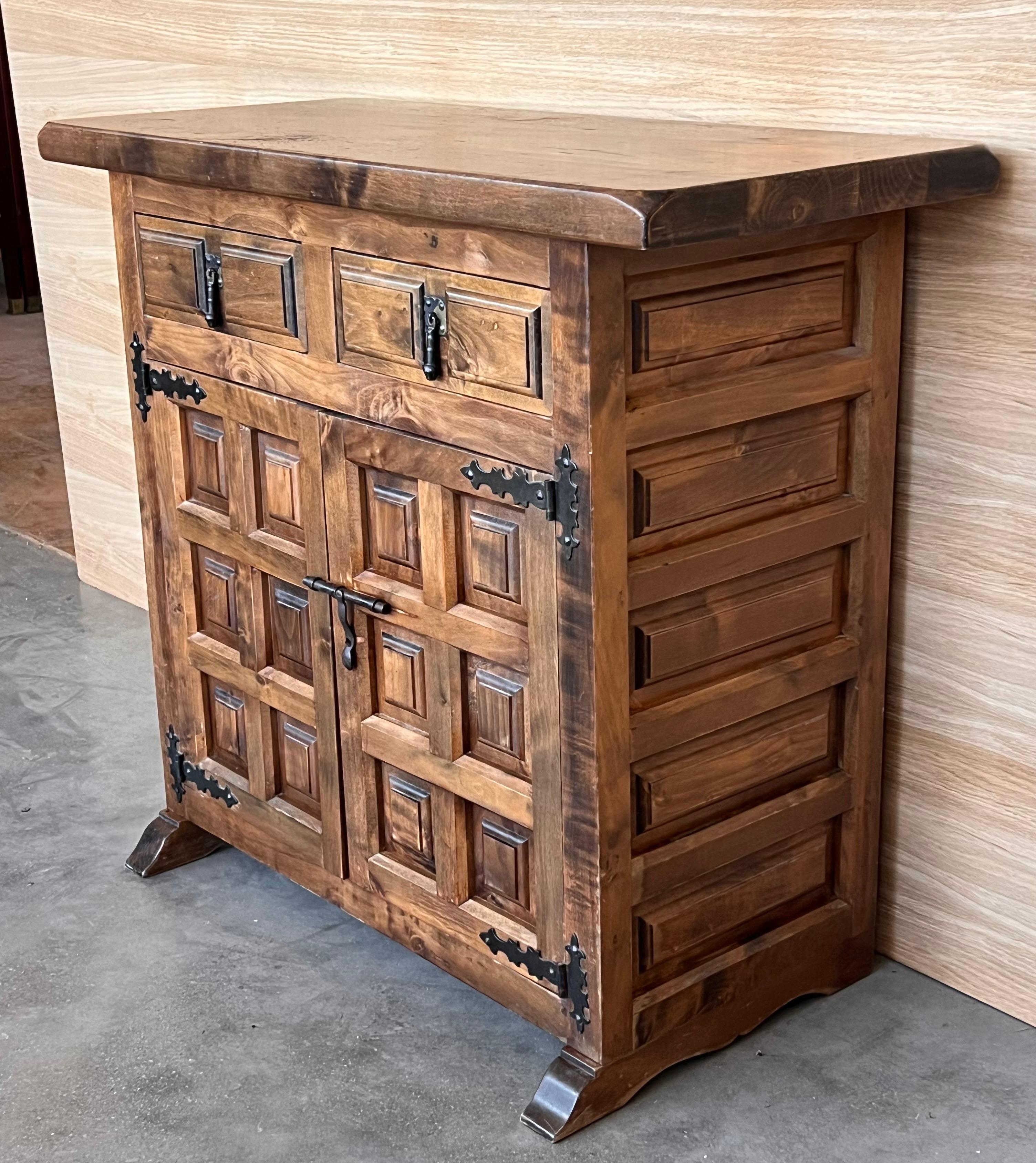 Ferro Credenza o Buffet a due cassetti in legno di noce intagliato del XIX secolo in stile barocco spagnolo in vendita