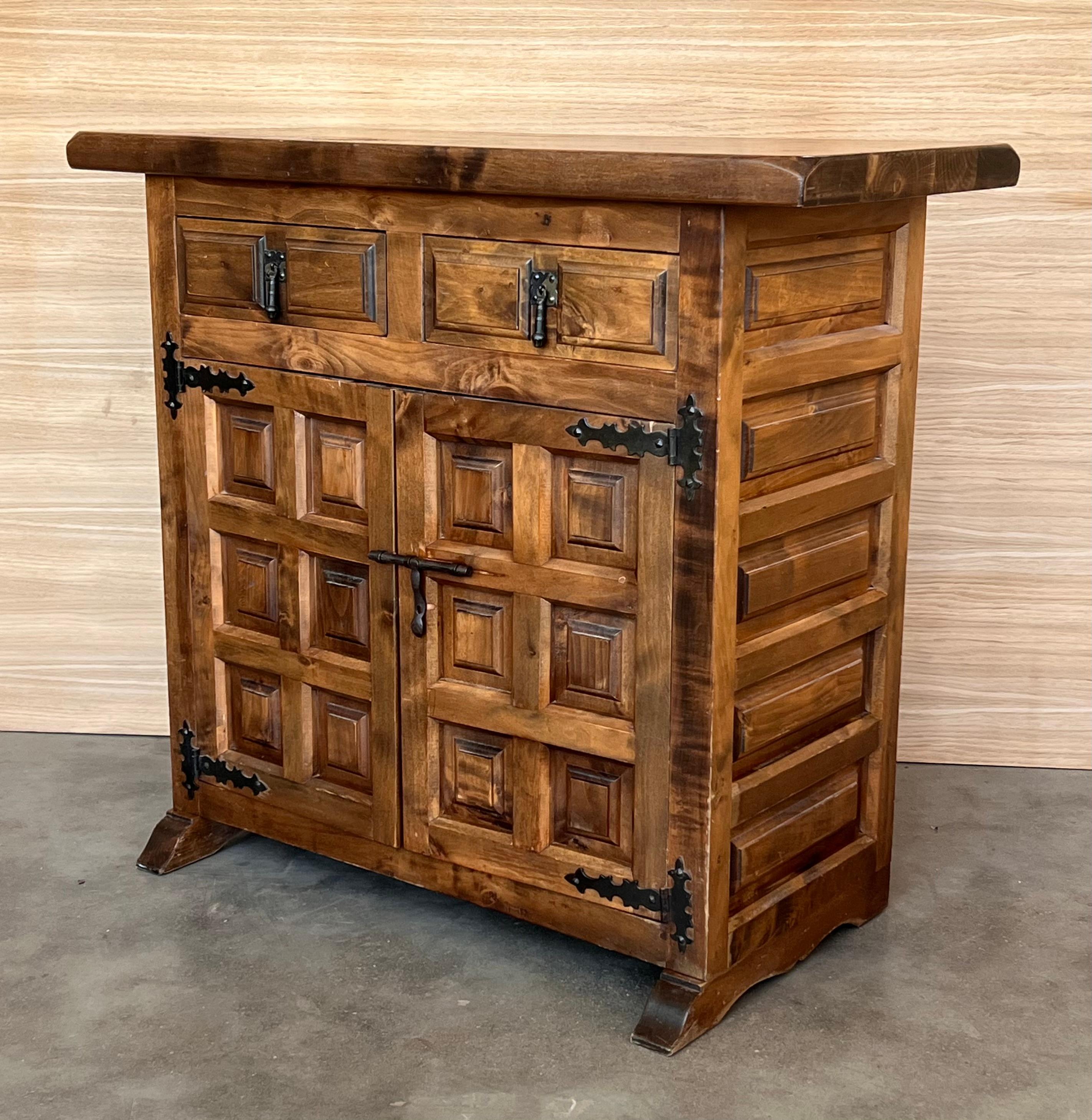 Credenza o Buffet a due cassetti in legno di noce intagliato del XIX secolo in stile barocco spagnolo in vendita 1
