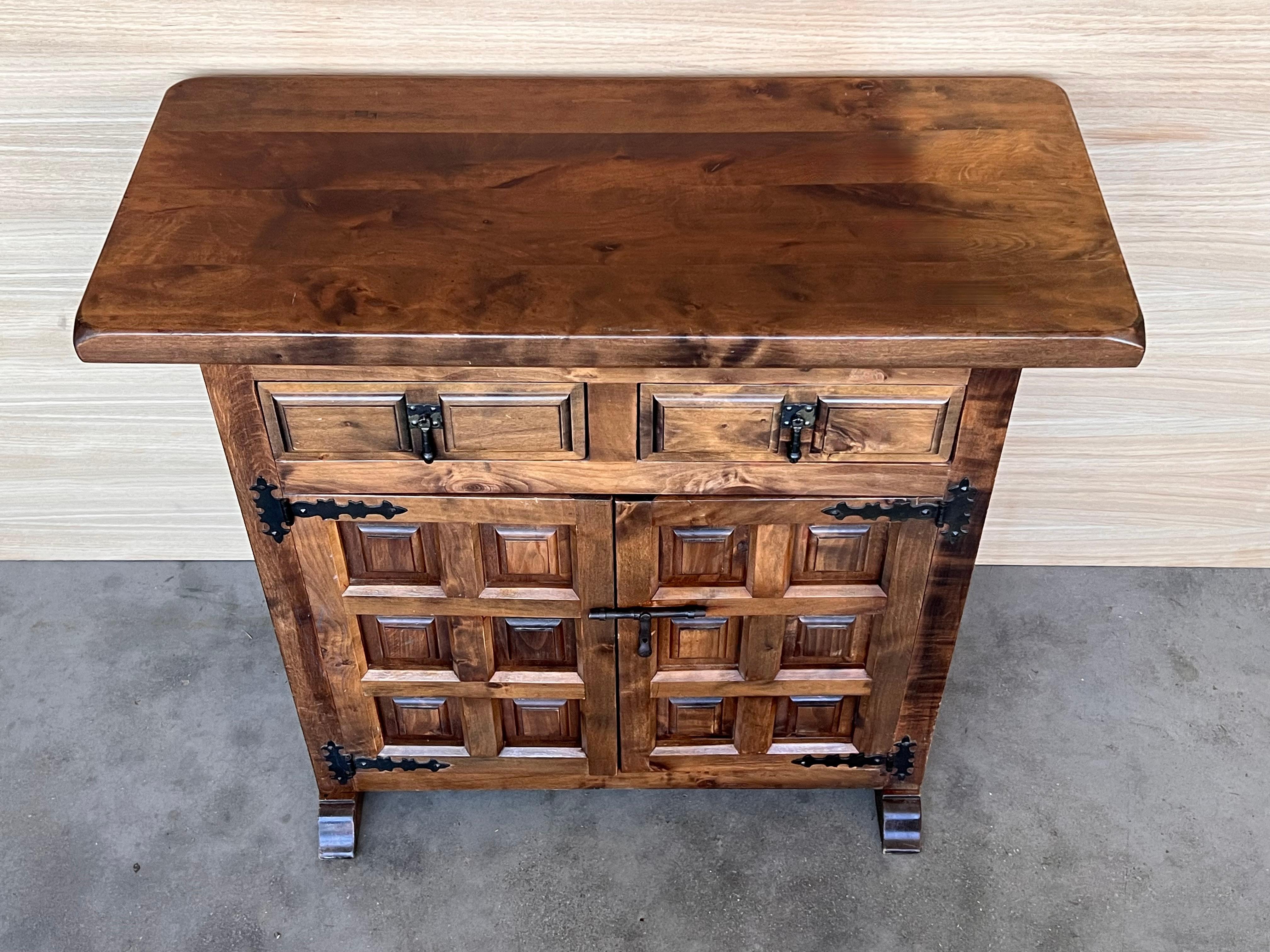Credenza o Buffet a due cassetti in legno di noce intagliato del XIX secolo in stile barocco spagnolo in vendita 2