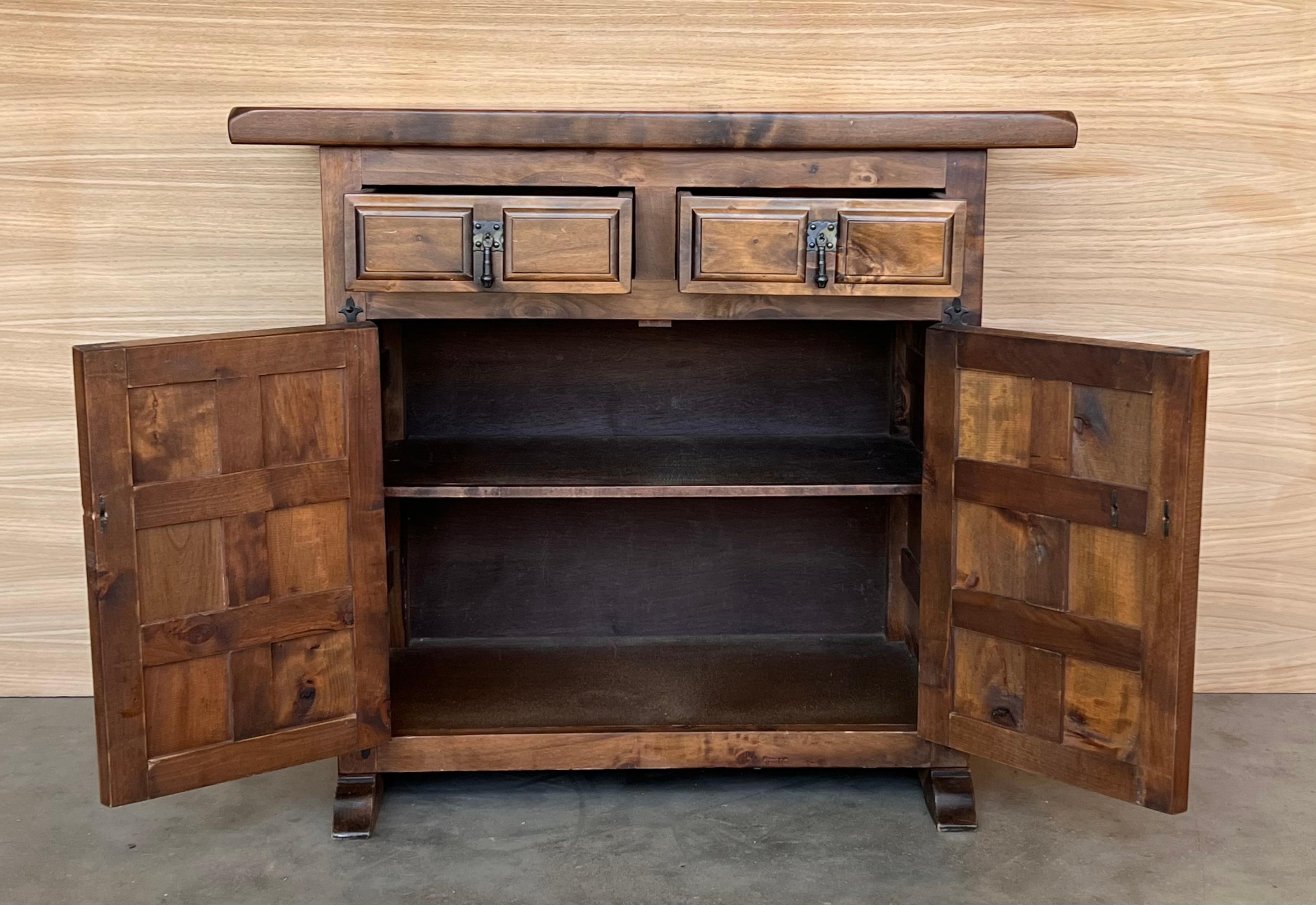 Credenza o Buffet a due cassetti in legno di noce intagliato del XIX secolo in stile barocco spagnolo in vendita 3