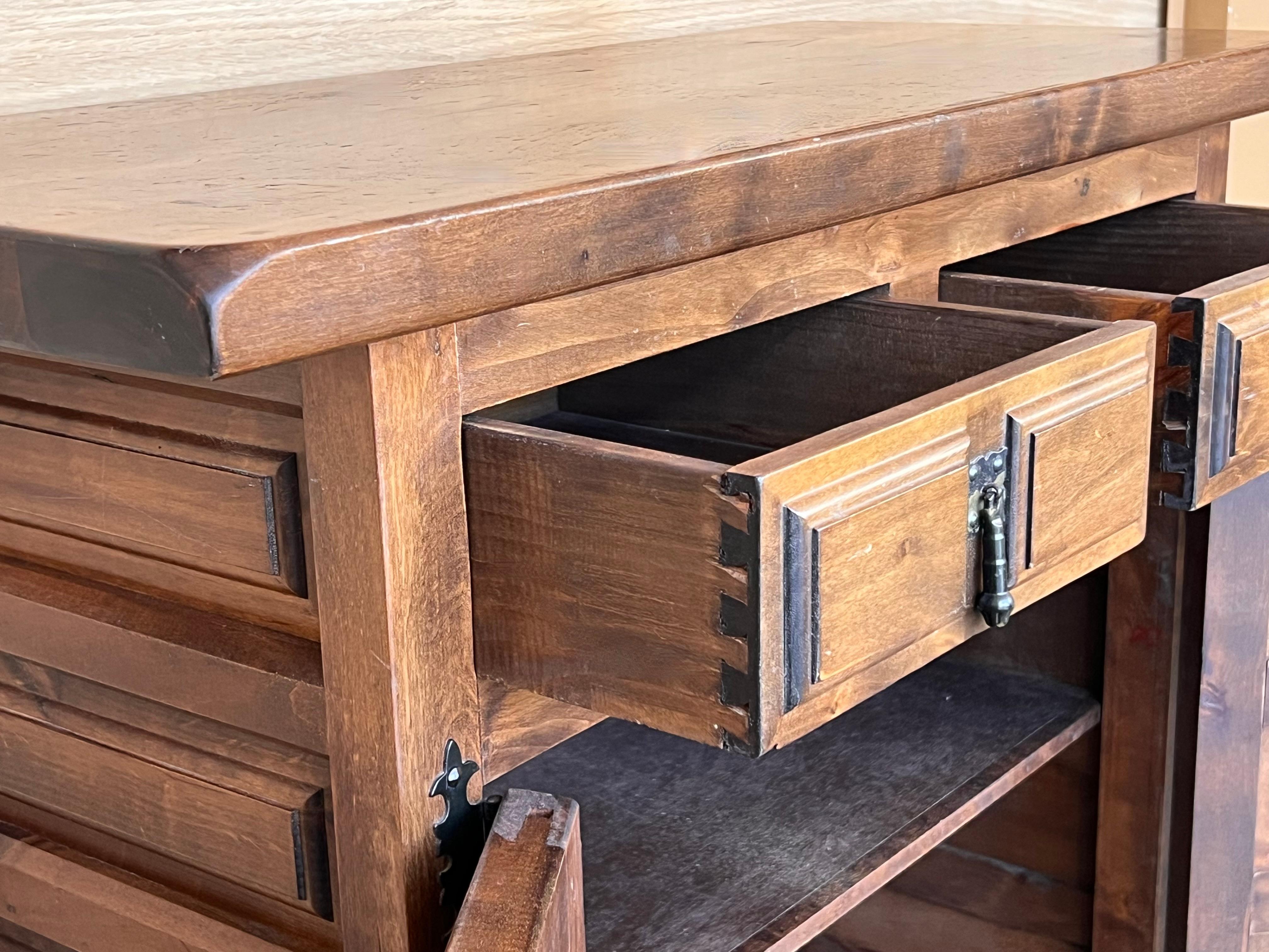 Credenza o Buffet a due cassetti in legno di noce intagliato del XIX secolo in stile barocco spagnolo in vendita 4