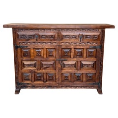 19. spanischer Barock geschnitzt Nussbaum toskanische zwei Schublade Credenza oder Buffet