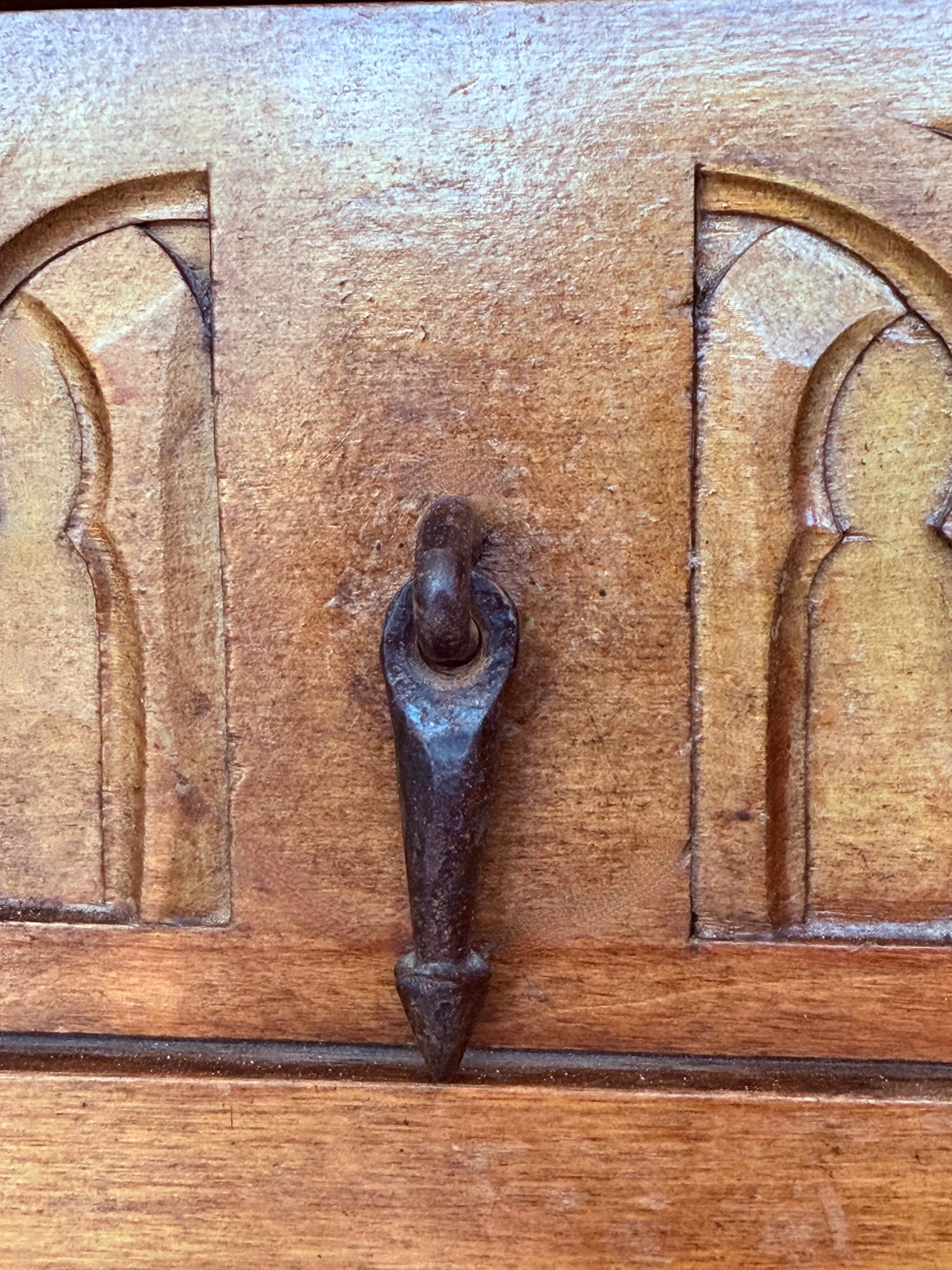Crédence ou buffet à deux tiroirs en noyer sculpté de style toscan baroque espagnol du 19e siècle en vente 4