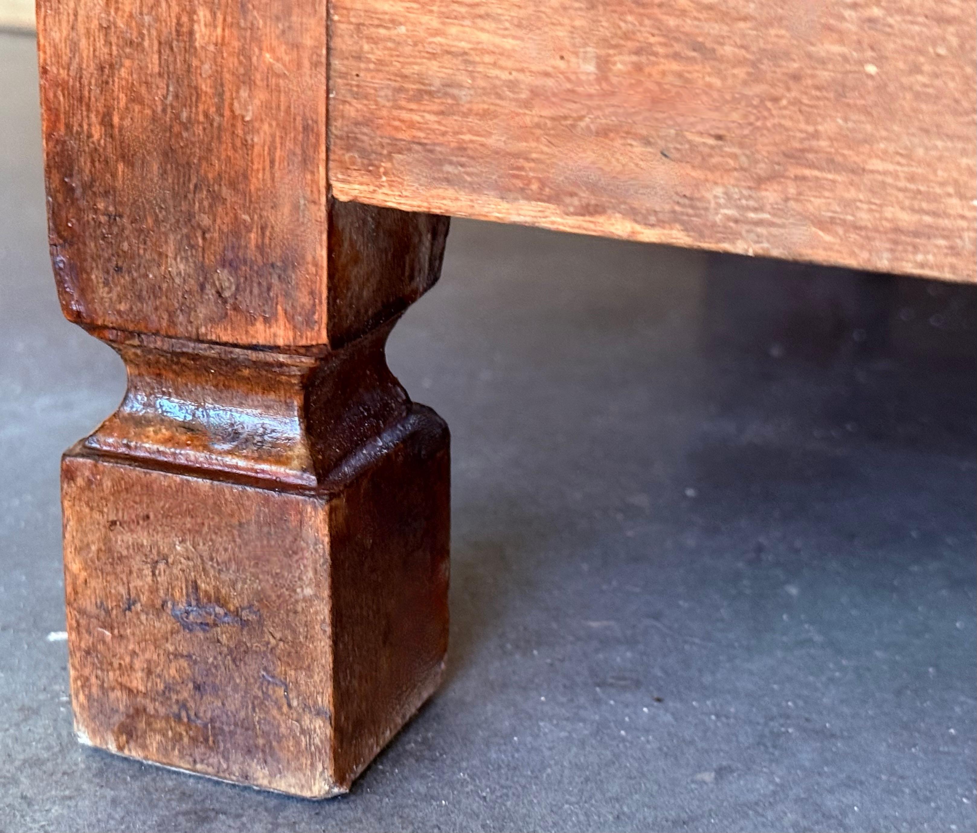 Crédence ou buffet à deux tiroirs en noyer sculpté de style toscan baroque espagnol du 19e siècle en vente 5