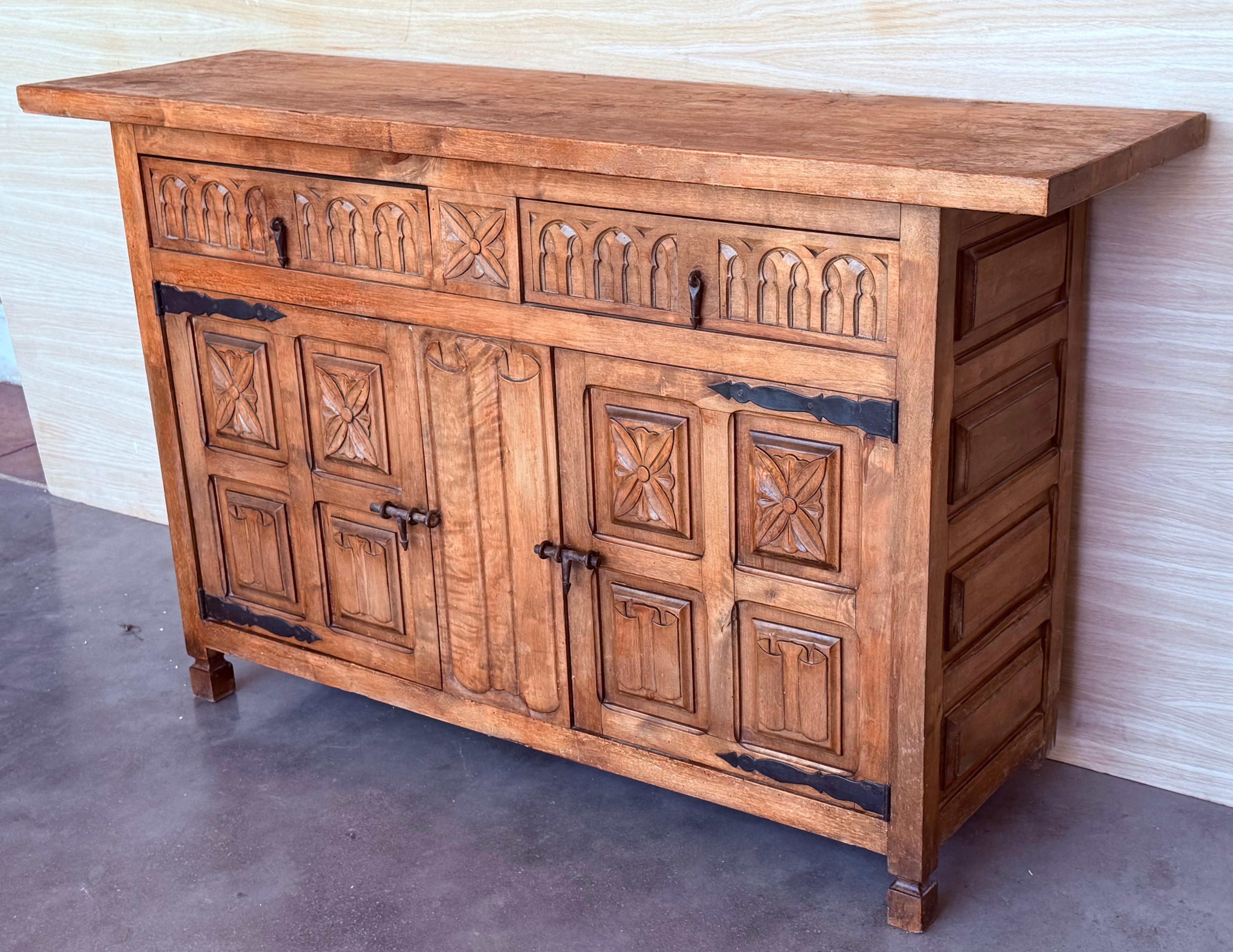 Baroque Crédence ou buffet à deux tiroirs en noyer sculpté de style toscan baroque espagnol du 19e siècle en vente